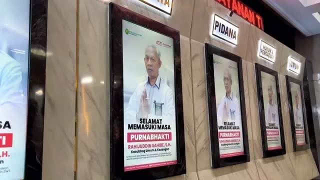 Pelepasan Purna Bakti
Bapak Rahijuddin Sahibe, S.H
Kasubbag Umum & Keuangan
Selasa, 31 Maret 2026

Pengadilan Negeri Bulukumba melaksanakan kegiatan pelepasan purna bakti kepada Bapak Rahijuddin Sahibe, S.H, sebagai bentuk penghormatan dan apresiasi atas dedikasi serta pengabdian selama menjalankan tugas.

Kegiatan pelepasan dilakukan oleh Wakil Ketua Pengadilan Negeri Bulukumba, Bapak Henu Sistha Aditya, S.H., M.H., didampingi oleh Panitera, Sekretaris, serta dihadiri oleh seluruh keluarga besar pegawai Pengadilan Negeri Bulukumba.

Selama masa pengabdiannya, beliau telah memberikan kontribusi nyata dalam mendukung kelancaran administrasi dan tata kelola di lingkungan Pengadilan Negeri Bulukumba.

Momentum ini menjadi wujud penghargaan atas pengabdian yang telah diberikan, disertai doa terbaik semoga masa purna bakti senantiasa diberikan kesehatan, kebahagiaan, dan keberkahan.

====================
📲 Ikuti informasi dan kegiatan terbaru Pengadilan Negeri Bulukumba melalui kanal resmi kami:
📸 Instagram & TikTok: @pn.bulukumba
📘 Facebook & YouTube: Pengadilan Negeri Bulukumba
🌐 Website: https://pn-bulukumba.go.id

#PNBulukumba
#PurnaBakti
#Penghargaan
#BerAKHLAK
#BanggaMelayaniBangsa