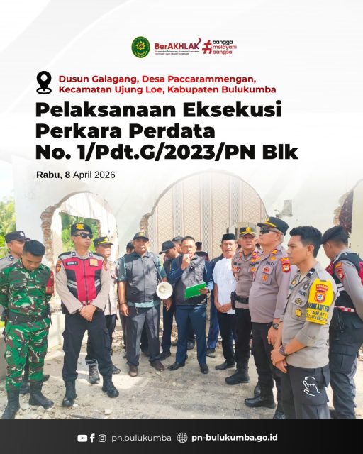 Bulukumba, 8 April 2025 — Pengadilan Negeri Bulukumba melaksanakan eksekusi perkara perdata Nomor 1/Pdt.G/2023/PN Blk jo. Nomor 332/PDT/2023/PT MKS jo. Nomor 3583 K/Pdt/2024 yang berlokasi di Dusun Galagang, Desa Paccarammengan, Kecamatan Ujung Loe, Kabupaten Bulukumba.

Kegiatan diawali dengan pengarahan dan doa bersama yang dipimpin oleh Wakil Ketua Pengadilan Negeri Bulukumba, Yang Mulia Henu Sistha Aditya, S.H., M.H., sebagai bentuk ikhtiar agar pelaksanaan eksekusi berjalan aman, tertib, dan lancar.

Selanjutnya dilaksanakan apel persiapan di halaman Polres Bulukumba yang dipimpin oleh Kabag Ops Polres Bulukumba, mencerminkan sinergi antarinstansi dalam mendukung kelancaran pelaksanaan tugas.

Eksekusi dilaksanakan oleh Panitera Pengadilan Negeri Bulukumba, Angri Junanda, S.H., atas perintah Ketua Pengadilan Negeri Bulukumba, dengan didampingi Panitera Muda Perdata, Panitera Muda Hukum, Panitera Pengganti, Juru Sita, Jurusita Pengganti, serta tim eksekusi.

Pelaksanaan eksekusi berlangsung tertib dan sesuai dengan ketentuan hukum yang berlaku.