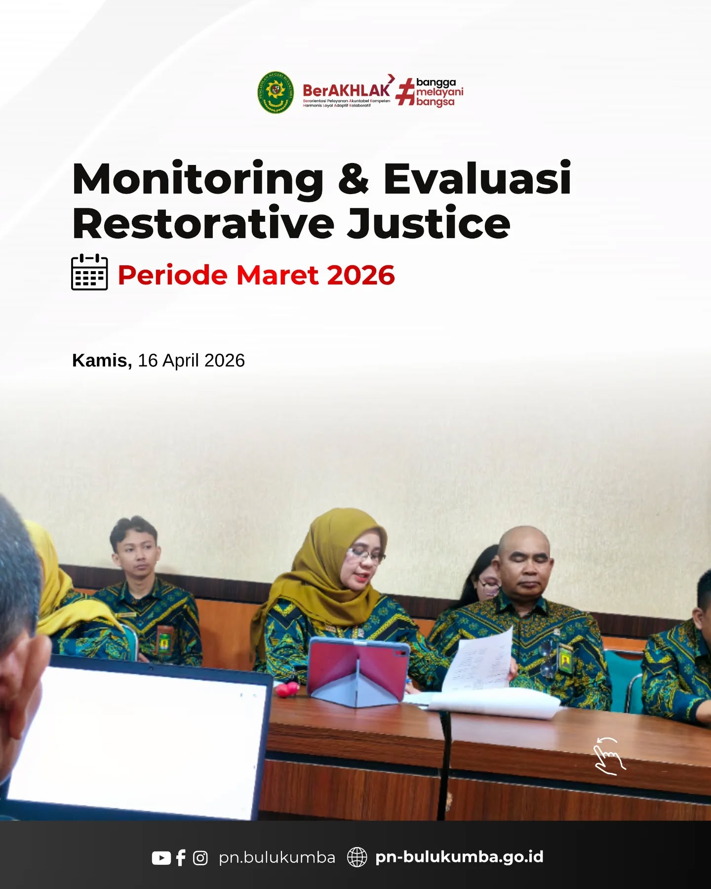 🔎 Monitoring dan Evaluasi Restorative Justice Periode Maret

📍 Bulukumba, April 2026

Pengadilan Negeri Bulukumba melaksanakan kegiatan Monitoring dan Evaluasi (Monev) pelaksanaan Restorative Justice (RJ) untuk periode Maret 2026. ⚖️

Kegiatan ini dipimpin oleh Wakil Ketua Pengadilan Negeri Bulukumba, Bapak Henu Sistha Aditya, S.H., M.H., serta diikuti oleh para Hakim, Panitera, dan aparatur terkait. Bertempat di ruang Media Center Pengadilan Negeri Bulukumba, kegiatan ini bertujuan untuk meninjau pelaksanaan penyelesaian perkara melalui pendekatan keadilan restoratif agar berjalan sesuai ketentuan yang berlaku. 📊

Melalui kegiatan ini, diharapkan penerapan Restorative Justice dapat semakin optimal dalam mewujudkan penyelesaian perkara yang berkeadilan, humanis, serta memberikan manfaat bagi para pihak yang berperkara. 🤝✨

Terus berkomitmen memberikan pelayanan hukum yang berkeadilan dan berorientasi pada kemanfaatan. 🙏

====================
Instagram & TikTok : @pn.bulukumba
Facebook & YouTube : Pengadilan Negeri Bulukumba
Website : [https://pn-bulukumba.go.id](https://pn-bulukumba.go.id)

#PNBulukumba
#MahkamahAgungRI
#RestorativeJustice
#MonevRJ
#MonitoringEvaluasi
PeradilanHumanis
PelayananPrima
ZonaIntegritas