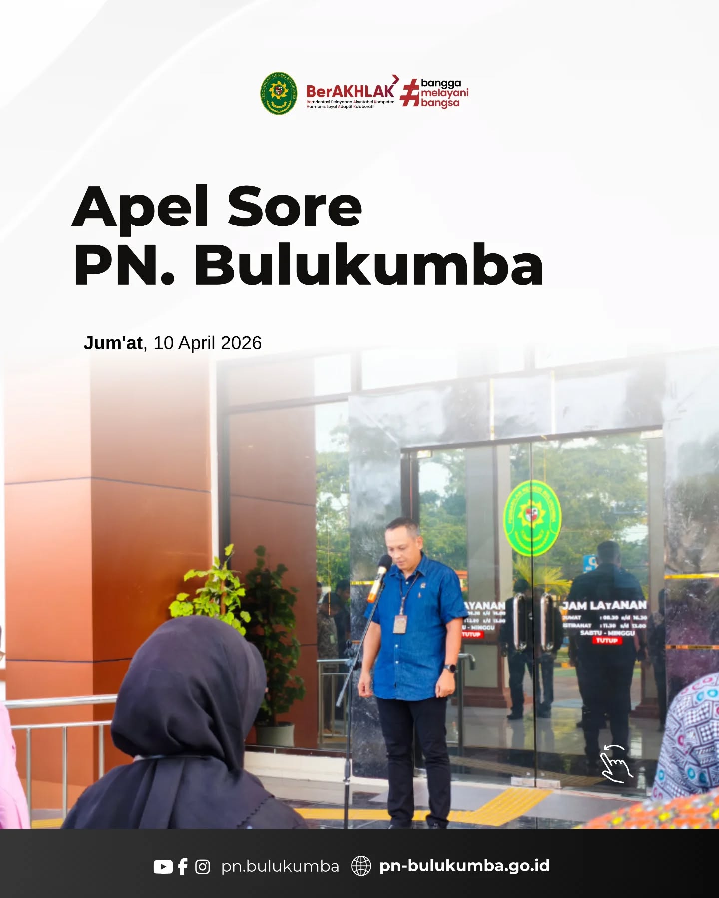 📍 Apel Sore PN Bulukumba

Lokasi Kegiatan:
Halaman Kantor Pengadilan Negeri Bulukumba

Jum’at, 10 April 2026, Pengadilan Negeri Bulukumba melaksanakan kegiatan apel sore yang dipimpin oleh pembina apel.

Kegiatan ini diikuti oleh seluruh aparatur Pengadilan Negeri Bulukumba. Dalam arahannya, pembina apel menekankan pentingnya menjaga integritas dalam pelaksanaan tugas, khususnya dalam penerapan sistem Work From Home (WFH).

Disampaikan pula agar Sekretaris dan Panitera menyusun jadwal kerja pada masing-masing bagian bagi pegawai yang melaksanakan WFH. Hal ini dilakukan untuk memastikan kinerja tetap berjalan optimal dan terkoordinasi dengan baik.

Penerapan WFH ini bertujuan untuk mendukung instruksi pemerintah dalam penghematan energi dan BBM, serta mendorong terbentuknya budaya kerja digital di lingkungan Pengadilan Negeri Bulukumba.

Melalui kegiatan ini diharapkan seluruh aparatur tetap disiplin, profesional, dan bertanggung jawab dalam menjalankan tugas, baik secara langsung di kantor maupun melalui sistem kerja fleksibel.

====================
📲 Ikuti informasi dan kegiatan terbaru Pengadilan Negeri Bulukumba melalui kanal resmi kami:
📸 Instagram & TikTok: @pn.bulukumba
📘 Facebook & YouTube: Pengadilan Negeri Bulukumba
🌐 Website: https://pn-bulukumba.go.id

#PNBulukumba
#ApelSore
#WFH
#Integritas
#BudayaKerjaDigital
PengadilanNegeriBulukumba
BerAKHLAK
BanggaMelayaniBangsa