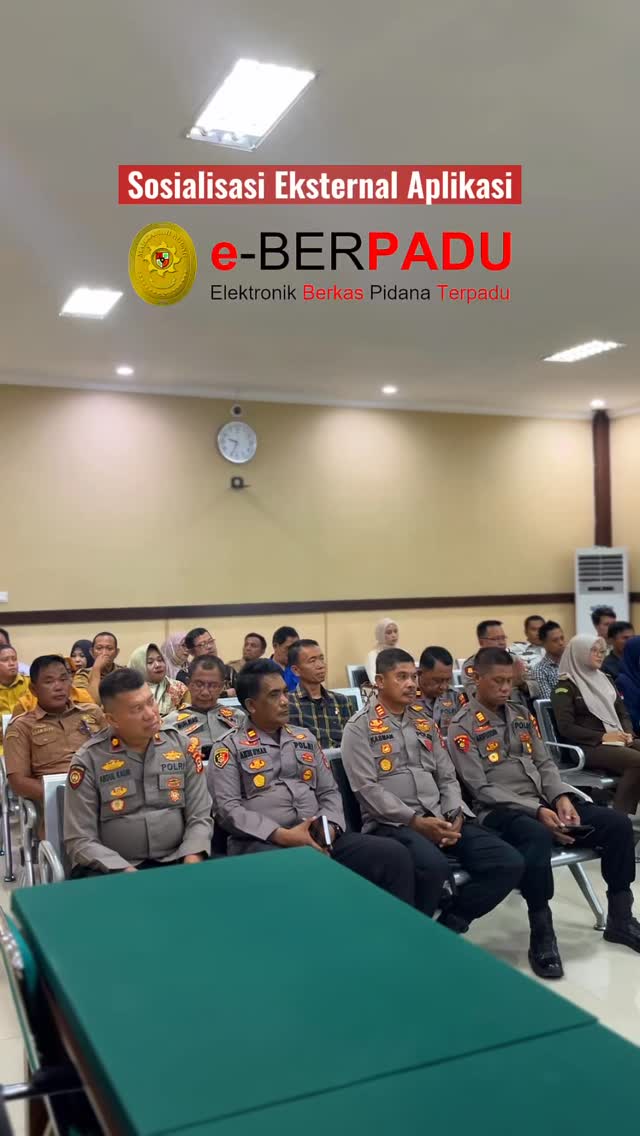📌 Sosialisasi PERMA No. 8 Tahun 2022 & e-Berpadu PN Bulukumba
Pengadilan Negeri Bulukumba melaksanakan kegiatan Sosialisasi PERMA Nomor 8 Tahun 2022 serta SK KMA Nomor 365/KMA/SK/XII/2022 tentang Administrasi dan Persidangan Perkara Pidana secara Elektronik (e-Berpadu), sebagai upaya mendukung modernisasi sistem peradilan berbasis digital.
🗓 Hari/Tanggal: Selasa, 5 Mei 2026
⏰ Waktu: 09.00 WITA s.d. selesai
📍 Tempat: Pengadilan Negeri Bulukumba
Kegiatan ini dihadiri oleh berbagai instansi dan stakeholder, antara lain:
✔ Jajaran Kepolisian Resor Bulukumba dan Polsek se-Kabupaten Bulukumba
✔ Kejaksaan Negeri Bulukumba
✔ Lembaga Pemasyarakatan
✔ Lembaga Bantuan Hukum (YLBH Sinar Keadilan, Kantor Hukum Amaliah, Kantor Hukum Aksara, Matanlari, Posbakumadin, Bakti Keadilan, dan lainnya)
Sosialisasi ini bertujuan untuk memberikan pemahaman menyeluruh terkait implementasi sistem e-Berpadu dalam proses peradilan pidana, sehingga tercipta koordinasi yang lebih efektif antar aparat penegak hukum.
Melalui kegiatan ini diharapkan seluruh peserta dapat memahami dan menerapkan sistem peradilan elektronik secara optimal, guna mewujudkan proses penanganan perkara yang lebih cepat, transparan, dan akuntabel.
====================
📲 Ikuti informasi dan kegiatan terbaru Pengadilan Negeri Bulukumba melalui kanal resmi kami:
📸 Instagram & TikTok: @pn.bulukumba
📘 Facebook & YouTube: Pengadilan Negeri Bulukumba
🌐 Website: https://pn-bulukumba.go.id
#PNBulukumba
#Sosialisasi
#PERMA8Tahun2022
#eBerpadu
#PeradilanElektronik
BerAKHLAK
BanggaMelayaniBangsa