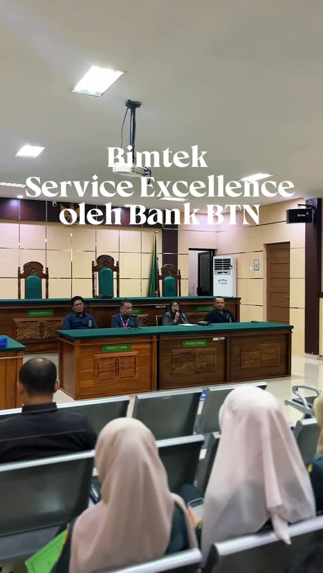Bimtek Service Excellence
Bulukumba, 6 Mei 2026
Pengadilan Negeri Bulukumba menyelenggarakan kegiatan Bimbingan Teknis (Bimtek) Service Excellence yang dihadiri oleh Ketua Pengadilan Negeri Bulukumba Ibu Ernawaty, S.H., M.H., Bapak Wakil Ketua, Hakim Pengawas PTSP, Panitera, Sekretaris, para Panitera Muda, para Kepala Subbagian, serta seluruh petugas PTSP, petugas meja piket, dan petugas keamanan.
Kegiatan ini menghadirkan narasumber dari Bank Tabungan Negara (BTN) yang menyampaikan materi terkait penguatan kualitas pelayanan, meliputi komunikasi efektif, pembentukan sikap profesional, serta strategi dalam memberikan pelayanan yang optimal dan berkesan bagi masyarakat pencari keadilan.
Bimtek ini menjadi bagian dari upaya berkelanjutan dalam meningkatkan kapasitas aparatur serta memastikan terselenggaranya pelayanan publik yang prima, konsisten, dan berintegritas. Diharapkan seluruh peserta mampu mengimplementasikan materi yang diperoleh dalam pelaksanaan tugas sehari-hari.
Pelayanan yang berkualitas tidak hanya mencerminkan profesionalisme, tetapi juga menjadi fondasi dalam membangun kepercayaan masyarakat terhadap lembaga peradilan.
====================
📲 Ikuti informasi dan kegiatan terbaru Pengadilan Negeri Bulukumba melalui kanal resmi kami:
📸 Instagram & TikTok: @pn.bulukumba
📘 Facebook & YouTube: Pengadilan Negeri Bulukumba
🌐 Website: https://pn-bulukumba.go.id
#PNBulukumba #Bimtek #ServiceExcellence #PelayananPrima #ZonaIntegritas PengadilanModern MelayaniDenganHati