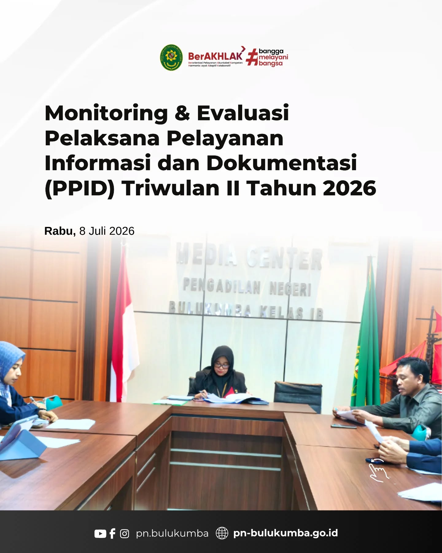 MONITORING & EVALUASI PELAKSANA PELAYANAN INFORMASI DAN DOKUMENTASI (PPID) TRIWULAN II TAHUN 2026
📍 Bulukumba, 8 Juli 2026
Pengadilan Negeri Bulukumba melaksanakan rapat Monitoring dan Evaluasi (Monev) Pelaksana Pelayanan Informasi dan Dokumentasi (PPID) untuk Triwulan II Tahun 2026 pada hari Rabu, 8 Juli 2026. Kegiatan rapat evaluasi ini bertempat di Ruang Media Center dan dipimpin langsung oleh Ketua Pengadilan Negeri Bulukumba guna meninjau kinerja tim pengelola informasi instansi.
Dalam kegiatan ini, Ketua Pengadilan Negeri memonitoring secara langsung efektivitas pengelolaan, penyediaan, dan pelayanan informasi publik yang telah berjalan sepanjang triwulan kedua. Evaluasi difokuskan pada upaya peningkatan aksesibilitas masyarakat terhadap informasi peradilan, memastikan keakuratan data yang disajikan, serta mengidentifikasi dan merumuskan solusi atas kendala teknis. Hal ini merupakan langkah strategis untuk mewujudkan transparansi dan akuntabilitas kinerja peradilan secara optimal.
Dasar Hukum: • Undang-Undang Nomor 14 Tahun 2008 tentang Keterbukaan Informasi Publik (KIP) serta Keputusan Ketua Mahkamah Agung (SK KMA) Nomor 2-144/KMA/SK/VIII/2022 tentang Standar Pelayanan Informasi Publik di Pengadilan, yang mewajibkan seluruh badan peradilan untuk menjamin hak warga negara dalam memperoleh informasi publik secara cepat, tepat waktu, biaya ringan, dan dengan cara yang sederhana.
Pengadilan Negeri Bulukumba berkomitmen untuk terus menjalankan fungsi pengawasan secara profesional, akuntabel, dan berintegritas demi mendukung pelaksanaan putusan pengadilan yang memberikan kepastian hukum, keadilan, dan kemanfaatan bagi masyarakat.
📲 Ikuti media sosial resmi Pengadilan Negeri Bulukumba:
🌐 Website: pn-bulukumba.go.id
📘 Facebook: Pengadilan Negeri Bulukumba
📸 Instagram: @pn.bulukumba
▶️ YouTube: Pengadilan Negeri Bulukumba
Pengadilan Negeri Bulukumba Kelas IB
Melayani dengan Integritas, Profesionalisme, dan Akuntabilitas.
#PNBulukumba #MonevPPID #KeterbukaanInformasiPublik #PelayananInformasi #TransparansiPeradilan MahkamahAgungRI BerAKHLAK BanggaMelayaniBangsa ZonaIntegritas PeradilanModern