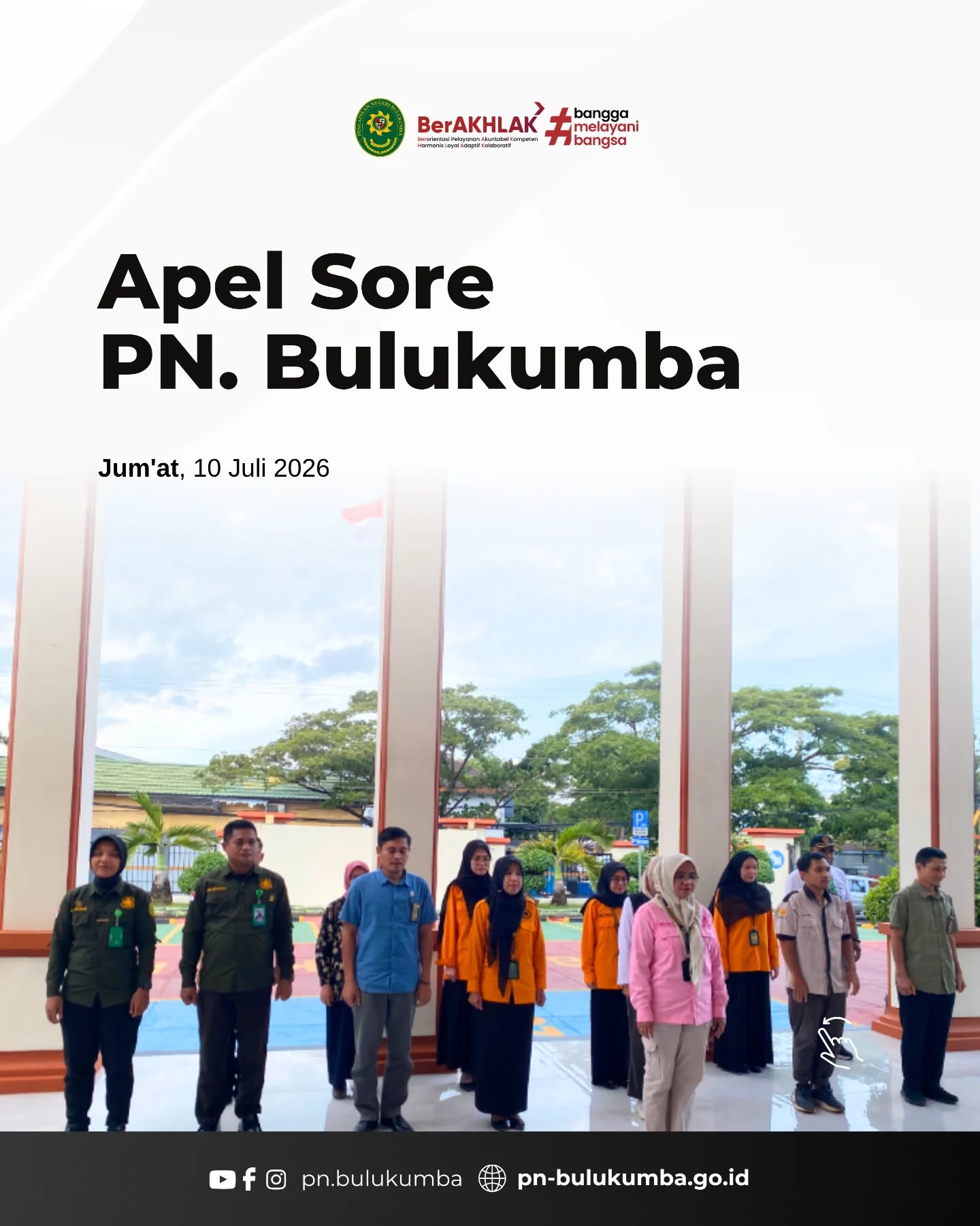 APEL SORE PENGADILAN NEGERI BULUKUMBA
Bulukumba, 10 Juli 2026
Sore ini, Pengadilan Negeri Bulukumba melaksanakan apel sore yang dipimpin oleh Wakil Ketua Pengadilan Negeri Bulukumba, Bapak Henu Sistha Aditya, S.H., M.H. Kegiatan diawali dengan pengucapan yel-yel AMPUH, kemudian dilanjutkan dengan pembacaan 7 Nilai Utama Badan Peradilan sebagai bentuk komitmen seluruh aparatur dalam mewujudkan pelayanan peradilan yang profesional, berintegritas, dan berorientasi pada pencari keadilan.
Dalam amanatnya, beliau menyampaikan apresiasi dan ucapan terima kasih kepada seluruh hakim dan ASN atas dedikasi dan kinerja yang telah ditunjukkan selama sepekan. Beliau juga mengucapkan selamat beristirahat kepada seluruh aparatur serta mengajak untuk memanfaatkan waktu bersama keluarga dengan sebaik-baiknya, sehingga dapat kembali melaksanakan tugas dengan semangat, kesehatan, dan motivasi yang baru.
Kegiatan apel sore ditutup dengan doa bersama, memohon kepada Tuhan Yang Maha Esa agar seluruh keluarga besar Pengadilan Negeri Bulukumba senantiasa diberikan kesehatan, keselamatan, serta kemudahan dalam menjalankan tugas dan pengabdian.
====================
📱 Instagram & TikTok : @pn.bulukumba
📘 Facebook : Pengadilan Negeri Bulukumba
▶️ YouTube : Pengadilan Negeri Bulukumba
🌐 Website : https://pn-bulukumba.go.id