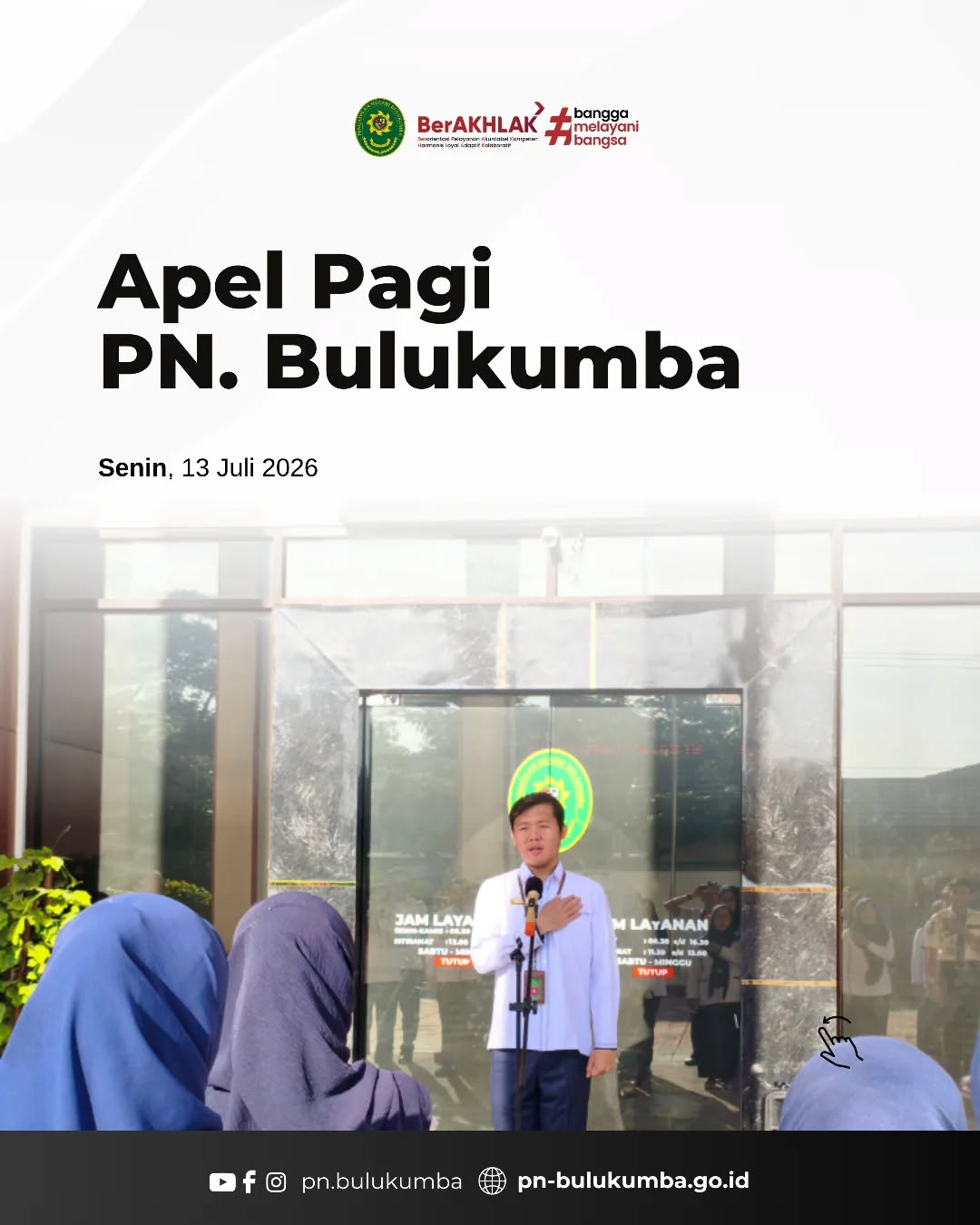 APEL PAGI PENGADILAN NEGERI BULUKUMBA
Bulukumba, 13 Juli 2026
Pengadilan Negeri Bulukumba melaksanakan Apel Pagi yang dipimpin oleh Hakim Pengadilan Negeri Bulukumba, Bapak Hokky, S.H. Kegiatan diawali dengan pengucapan Yel-Yel AMPUH dan Core Values ASN BerAKHLAK sebagai bentuk penguatan semangat kerja serta komitmen dalam memberikan pelayanan terbaik kepada masyarakat.
Dalam amanatnya, beliau mengajak seluruh hakim dan aparatur Pengadilan Negeri Bulukumba untuk senantiasa bekerja dengan baik, menjaga integritas, meningkatkan disiplin, serta melaksanakan setiap tugas dan tanggung jawab secara profesional demi mewujudkan pelayanan peradilan yang berkualitas.
Kegiatan apel pagi diakhiri dengan doa bersama sebagai harapan agar seluruh rangkaian tugas dan aktivitas dapat berjalan dengan lancar serta memperoleh keberkahan.
"Disiplin adalah langkah awal menuju pelayanan peradilan yang profesional, berintegritas, dan terpercaya."
====================
Media Sosial Pengadilan Negeri Bulukumba
📸 Instagram & TikTok : @pn.bulukumba
📘 Facebook : Pengadilan Negeri Bulukumba
▶️ YouTube : Pengadilan Negeri Bulukumba
🌐 Website : https://pn-bulukumba.go.id