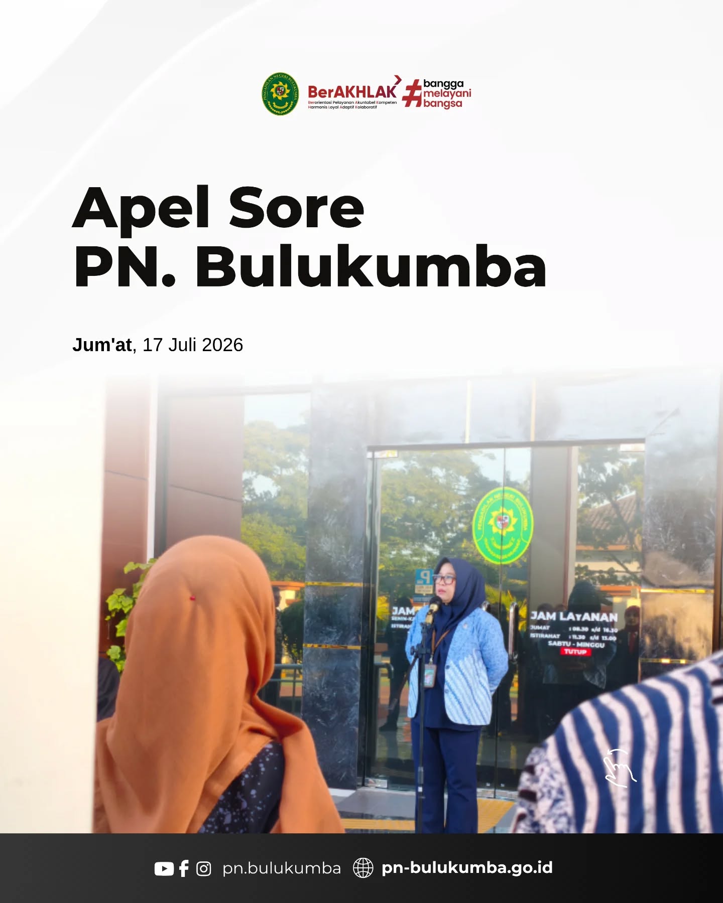 APEL SORE
Jumat, 17 Juli 2026
Apel sore Pengadilan Negeri Bulukumba pada hari ini dipimpin oleh Ketua Pengadilan Negeri Bulukumba, Ibu Ernawaty, S.H., M.H. Kegiatan diawali dengan pengucapan Yel-Yel AMPUH dan 7 Nilai Utama Badan Peradilan sebagai wujud komitmen seluruh aparatur dalam membangun budaya kerja yang profesional, berintegritas, dan berorientasi pada pelayanan prima.
Dalam amanatnya, Ibu Ketua menyampaikan apresiasi dan ucapan terima kasih kepada seluruh aparatur Pengadilan Negeri Bulukumba atas dedikasi dan kinerja yang telah diberikan selama sepekan terakhir. Beliau juga mengumumkan bahwa dalam waktu dekat akan dibentuk panitia pelaksana peringatan Hari Ulang Tahun ke-81 Kemerdekaan Republik Indonesia dan Hari Ulang Tahun Mahkamah Agung Republik Indonesia, serta mengajak seluruh pegawai untuk berpartisipasi aktif dalam menyukseskan rangkaian kegiatan tersebut.
Selain itu, beliau kembali mengingatkan pentingnya menjaga komitmen bersama dalam pembangunan Zona Integritas dan mempertahankan kualitas pelayanan guna mewujudkan Akreditasi AMPUH yang optimal. Seluruh aparatur diharapkan terus bekerja sesuai standar yang telah ditetapkan, menjaga disiplin, serta memberikan pelayanan terbaik kepada masyarakat pencari keadilan.
Mengakhiri amanatnya, Ibu Ketua mengucapkan selamat menikmati akhir pekan dan mengimbau seluruh pegawai untuk memanfaatkan waktu libur dengan berkumpul bersama keluarga, menjaga kesehatan, serta kembali bekerja dengan semangat baru pada pekan berikutnya. Kegiatan apel sore ditutup dengan doa bersama.
"Terima kasih atas dedikasi dan kerja keras seluruh aparatur. Mari terus menjaga integritas, memperkuat kebersamaan, dan memberikan pelayanan terbaik demi terwujudnya badan peradilan yang agung."
====================
Media Sosial Pengadilan Negeri Bulukumba
📱 Instagram & TikTok : @pn.bulukumba
📘 Facebook : Pengadilan Negeri Bulukumba
▶️ YouTube : Pengadilan Negeri Bulukumba
🌐 Website : https://pn-bulukumba.go.id