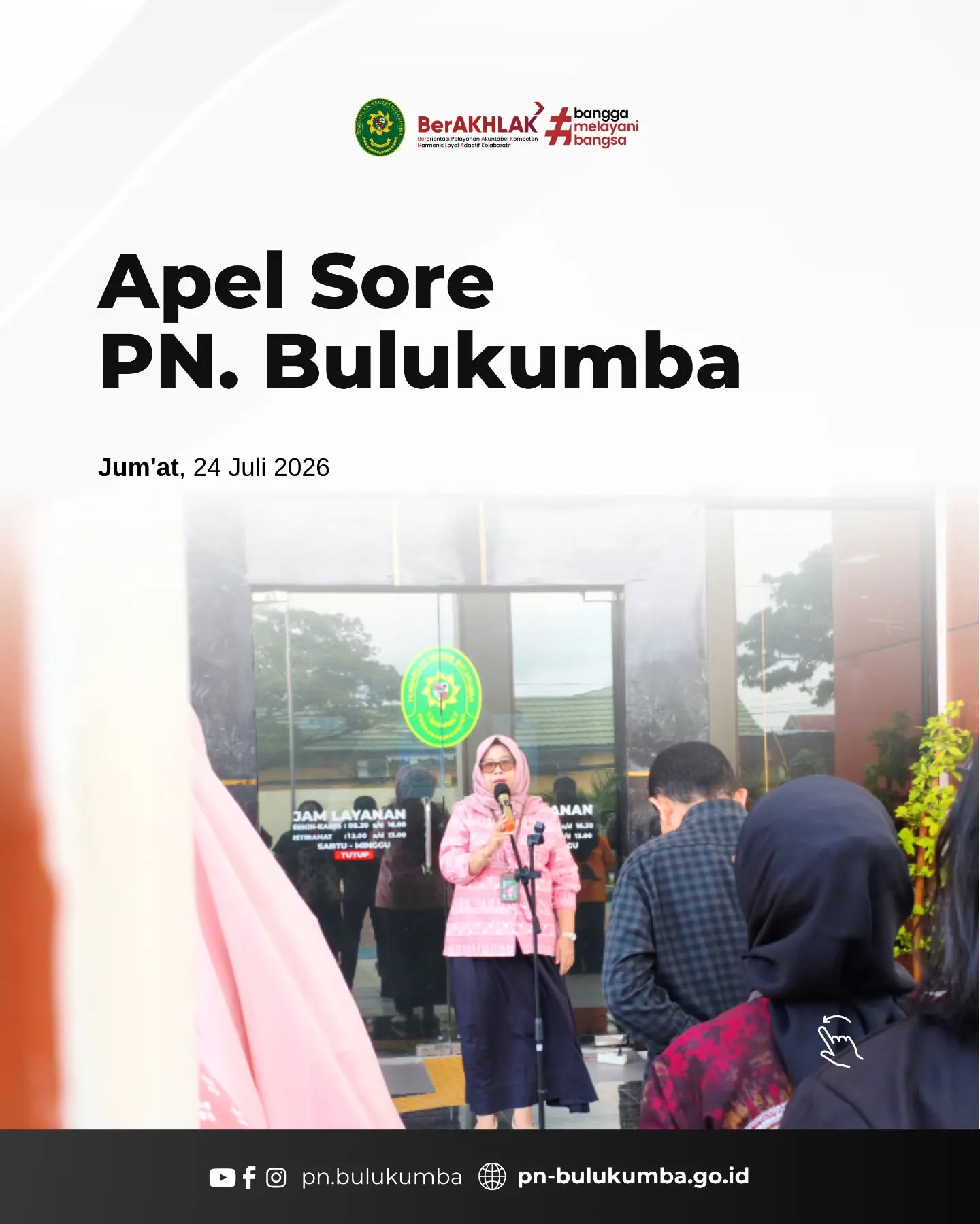 APEL SORE PENGADILAN NEGERI BULUKUMBA
Bulukumba, 24 Juli 2026
Pengadilan Negeri Bulukumba melaksanakan apel sore yang dipimpin oleh Ketua Pengadilan Negeri Bulukumba, Ibu Ernawaty, S.H., M.H., dan diikuti oleh seluruh aparatur Pengadilan Negeri Bulukumba.
Dalam amanatnya, beliau menyampaikan pentingnya komitmen seluruh aparatur dalam mewujudkan pembangunan Zona Integritas (ZI) menuju Wilayah Bebas dari Korupsi (WBK) dan Wilayah Birokrasi Bersih dan Melayani (WBBM). Beliau juga mengingatkan agar seluruh tim segera melakukan penyempurnaan evidence Zona Integritas sesuai dengan tugas dan tanggung jawab masing-masing guna mendukung optimalisasi pembangunan ZI di Pengadilan Negeri Bulukumba.
Menutup amanatnya, Ketua Pengadilan Negeri Bulukumba menyampaikan apresiasi atas dedikasi seluruh aparatur selama sepekan serta mengucapkan selamat menikmati waktu bersama keluarga. Beliau berharap seluruh pegawai dapat memanfaatkan waktu istirahat dengan baik agar kembali bekerja dengan semangat, sehat, dan produktif pada pekan berikutnya.
Selamat berakhir pekan, tetap jaga kesehatan dan semangat memberikan pelayanan terbaik kepada masyarakat.
====================
📲 Instagram & TikTok: @pn.bulukumba
📘 Facebook & YouTube: Pengadilan Negeri Bulukumba
🌐 Website: https://pn-bulukumba.go.id