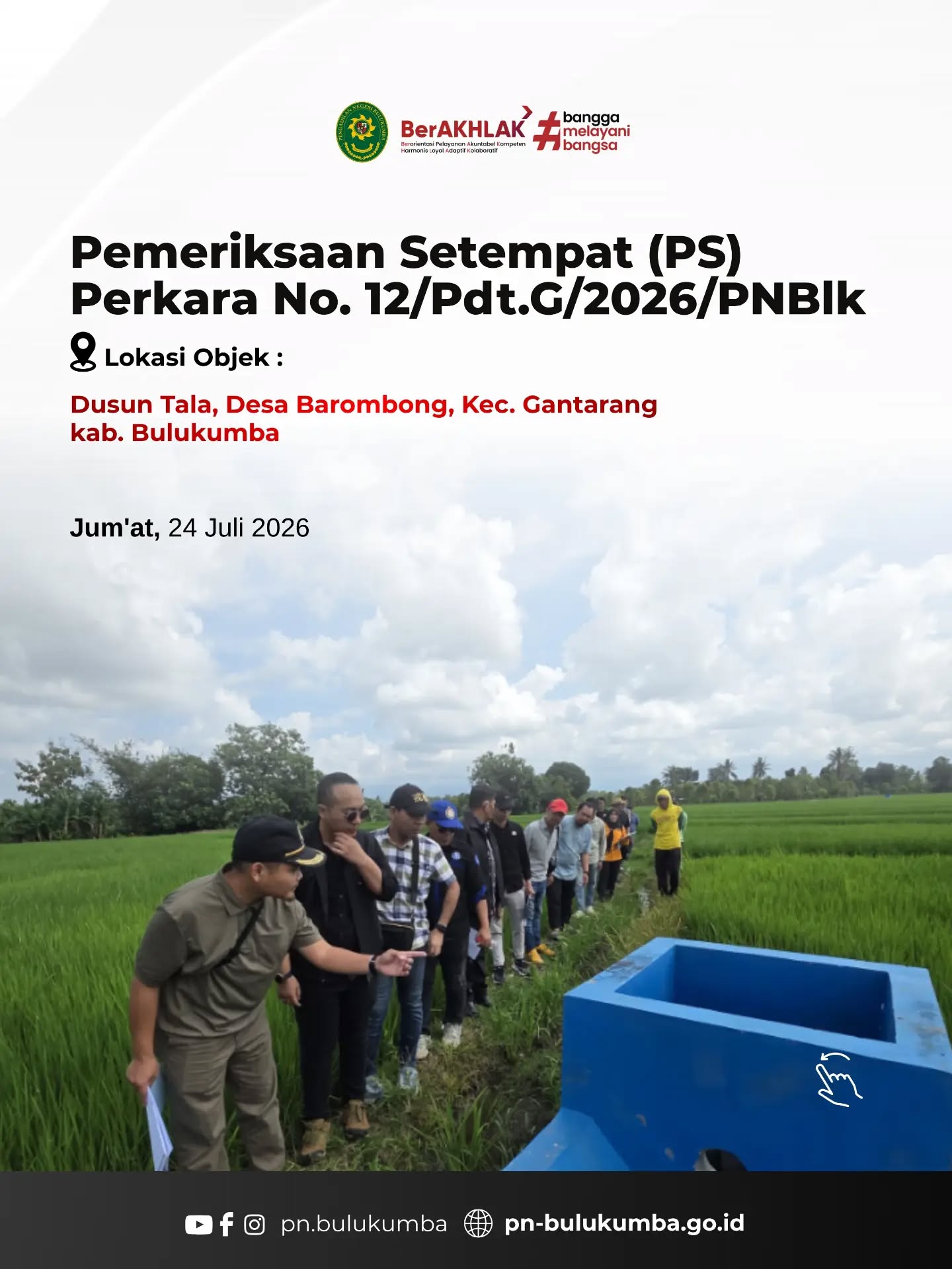 PEMERIKSAAN SETEMPAT (PS) PERKARA PERDATA GUGATAN NOMOR 12/PDT.G/2026/PN BLK
📍 Dusun Tala, Kab. Bulukumba, 24 Juli 2026
Majelis Hakim Pengadilan Negeri Bulukumba melaksanakan sidang Pemeriksaan Setempat (PS) atau Descente atas perkara perdata gugatan dengan Nomor Perkara 12/Pdt.G/2026/PN Blk. Pelaksanaan kegiatan PS ini bertempat langsung di lokasi objek sengketa yang berada di Dusun Tala, Desa Barombong, Kecamatan Gantarang, Kabupaten Bulukumba pada hari Jumat, 24 Juli 2026.
Berdasarkan jadwal persidangan, agenda sidang pada hari ini diawali dengan penerimaan Bukti Surat dari para Tergugat, yang kemudian dilanjutkan langsung dengan Pemeriksaan Setempat (PS) di lokasi objek perkara. Kegiatan ini dihadiri langsung oleh Majelis Hakim yang memeriksa perkara, Panitera Pengganti, beserta para pihak penggugat dan tergugat.
Pemeriksaan Setempat ini bertujuan agar Majelis Hakim dapat mengetahui dengan jelas dan pasti mengenai letak, luas, batas-batas, serta kondisi riil objek yang disengketakan di lapangan, sehingga memperoleh fakta dan keyakinan yang objektif sebelum menjatuhkan putusan.
Dasar Hukum: • Pasal 153 HIR (Herzien Inlandsch Reglement) / Pasal 180 RBg (Rechtreglement voor de Buitengewesten) jo. Surat Edaran Mahkamah Agung (SEMA) Nomor 7 Tahun 2001 tentang Pemeriksaan Setempat, yang menyatakan bahwa pemeriksaan setempat dilakukan oleh hakim untuk melihat keadaan tempat atau barang secara langsung guna menambah keyakinan hakim serta memastikan bahwa objek sengketa tersebut benar-benar ada dan tidak illusoire (hampa).
Pengadilan Negeri Bulukumba berkomitmen untuk terus menjalankan fungsi pengawasan dan pelayanan hukum secara profesional, akuntabel, dan berintegritas demi mendukung pelaksanaan putusan pengadilan yang memberikan kepastian hukum, keadilan, dan kemanfaatan bagi masyarakat.
📲 Ikuti media sosial resmi Pengadilan Negeri Bulukumba:
🌐 Website: pn-bulukumba.go.id
📘 Facebook: Pengadilan Negeri Bulukumba
📸 Instagram: @pn.bulukumba
▶️ YouTube: Pengadilan Negeri Bulukumba
Pengadilan Negeri Bulukumba Kelas IB
Melayani dengan Integritas, Profesionalisme, dan Akuntabilitas.
#PNBulukumba #PemeriksaanSetempat #SidangPerdata #Descente