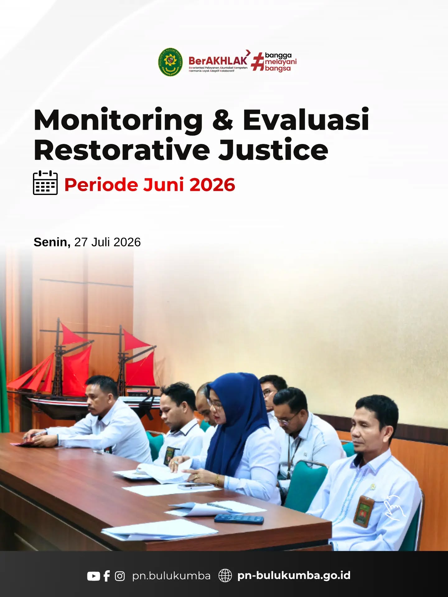 MONITORING & EVALUASI RESTORATIVE JUSTICE PERIODE JUNI 2026
📍 Bulukumba, 27 Juli 2026
Pengadilan Negeri Bulukumba menyelenggarakan rapat Monitoring dan Evaluasi (Monev) pelaksanaan Keadilan Restoratif (Restorative Justice) untuk periode kinerja Juni 2026 pada hari Senin, 27 Juli 2026. Kegiatan evaluasi ini dilaksanakan guna meninjau sejauh mana efektivitas penerapan prinsip keadilan restoratif dalam penyelesaian perkara pidana di wilayah hukum Pengadilan Negeri Bulukumba.
Fokus utama dari rapat koordinasi ini adalah mengevaluasi perkara-perkara yang telah atau berpotensi diselesaikan melalui pendekatan pemulihan keadaan (restorative), bukan sekadar pembalasan (retributive). Melalui monev berkala ini, Pengadilan Negeri Bulukumba terus berupaya mengoptimalkan penyelesaian perkara yang mengedepankan perdamaian antara pelaku, korban, keluarga, dan tokoh masyarakat, demi mewujudkan kemanfaatan hukum dan harmoni di tengah masyarakat.
Dasar Hukum:
• Surat Keputusan Direktur Jenderal Badan Peradilan Umum (SK Dirjen Badilum) Nomor 1691/DJU/SK/PS.00/12/2020 tentang Pedoman Penerapan Keadilan Restoratif (Restorative Justice) di Lingkungan Peradilan Umum, yang mengatur penyelesaian perkara tindak pidana ringan, perkara anak, serta perempuan yang berhadapan dengan hukum dengan pendekatan pemulihan kerugian korban.
Pengadilan Negeri Bulukumba berkomitmen untuk terus menjalankan fungsi pengawasan secara profesional, akuntabel, dan berintegritas demi mendukung pelaksanaan putusan pengadilan yang memberikan kepastian hukum, keadilan, dan kemanfaatan bagi masyarakat.
📲 Ikuti media sosial resmi Pengadilan Negeri Bulukumba:
🌐 Website: pn-bulukumba.go.id
📘 Facebook: Pengadilan Negeri Bulukumba
📸 Instagram: @pn.bulukumba
▶️ YouTube: Pengadilan Negeri Bulukumba
Pengadilan Negeri Bulukumba Kelas IB
Melayani dengan Integritas, Profesionalisme, dan Akuntabilitas.
#PNBulukumba #Monev #RestorativeJustice #KeadilanRestoratif #PemulihanKeadilan Badilum MahkamahAgungRI BerAKHLAK BanggaMelayaniBangsa ZonaIntegritas PeradilanModern