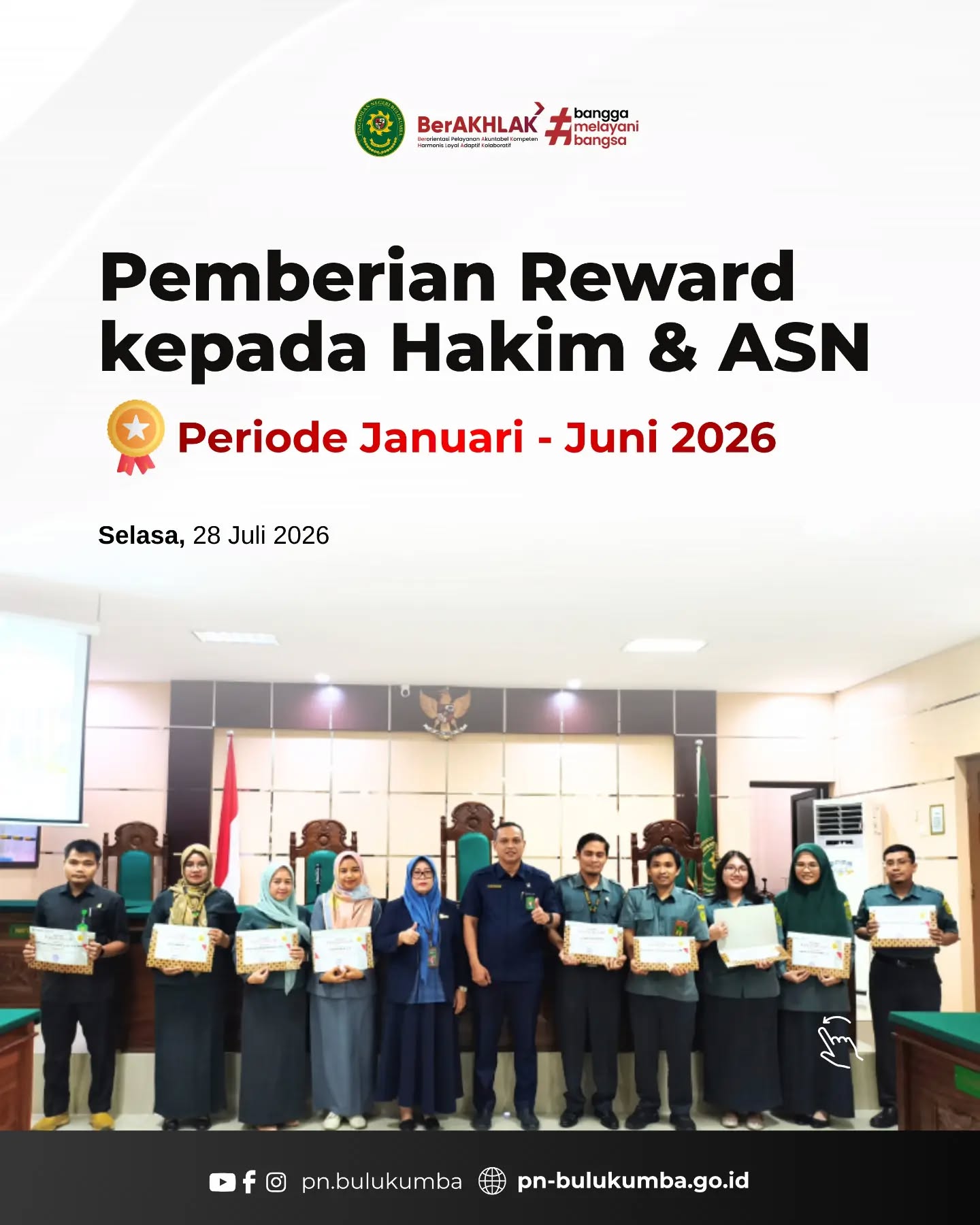 PEMBERIAN REWARD KEPADA HAKIM & ASN PERIODE JANUARI - JUNI 2026
📍 Bulukumba, 28 Juli 2026
Pengadilan Negeri Bulukumba menyelenggarakan acara Pemberian Reward (Penghargaan) kepada jajaran Hakim dan Aparatur Sipil Negara (ASN) teladan untuk periode penilaian kinerja Januari hingga Juni 2026 pada hari Selasa, 28 Juli 2026. Kegiatan penyerahan penghargaan ini merupakan bentuk apresiasi institusi atas dedikasi, kedisiplinan, dan capaian kinerja luar biasa yang telah diberikan dalam melayani masyarakat pencari keadilan.
Fokus dari pemberian penghargaan ini adalah untuk menginternalisasi budaya kerja yang kompetitif dan positif melalui penerapan sistem reward and punishment yang proporsional. Melalui langkah ini, Pengadilan Negeri Bulukumba senantiasa berupaya memotivasi seluruh aparatur peradilan untuk terus meningkatkan produktivitas, menjaga profesionalitas, serta memperkuat komitmen dalam mewujudkan pelayanan prima yang bersih dan bebas dari korupsi.
Pengadilan Negeri Bulukumba berkomitmen untuk terus menjalankan fungsi pengawasan secara profesional, akuntabel, dan berintegritas demi mendukung pelaksanaan putusan pengadilan yang memberikan kepastian hukum, keadilan, dan kemanfaatan bagi masyarakat.
📲 Ikuti media sosial resmi Pengadilan Negeri Bulukumba:
🌐 Website: pn-bulukumba.go.id
📘 Facebook: Pengadilan Negeri Bulukumba
📸 Instagram: @pn.bulukumba
▶️ YouTube: Pengadilan Negeri Bulukumba
Pengadilan Negeri Bulukumba Kelas IB
Melayani dengan Integritas, Profesionalisme, dan Akuntabilitas.
#PNBulukumba #RewardASN #PenghargaanHakim #ApresiasiKinerja #ManajemenSDM MahkamahAgungRI BerAKHLAK BanggaMelay