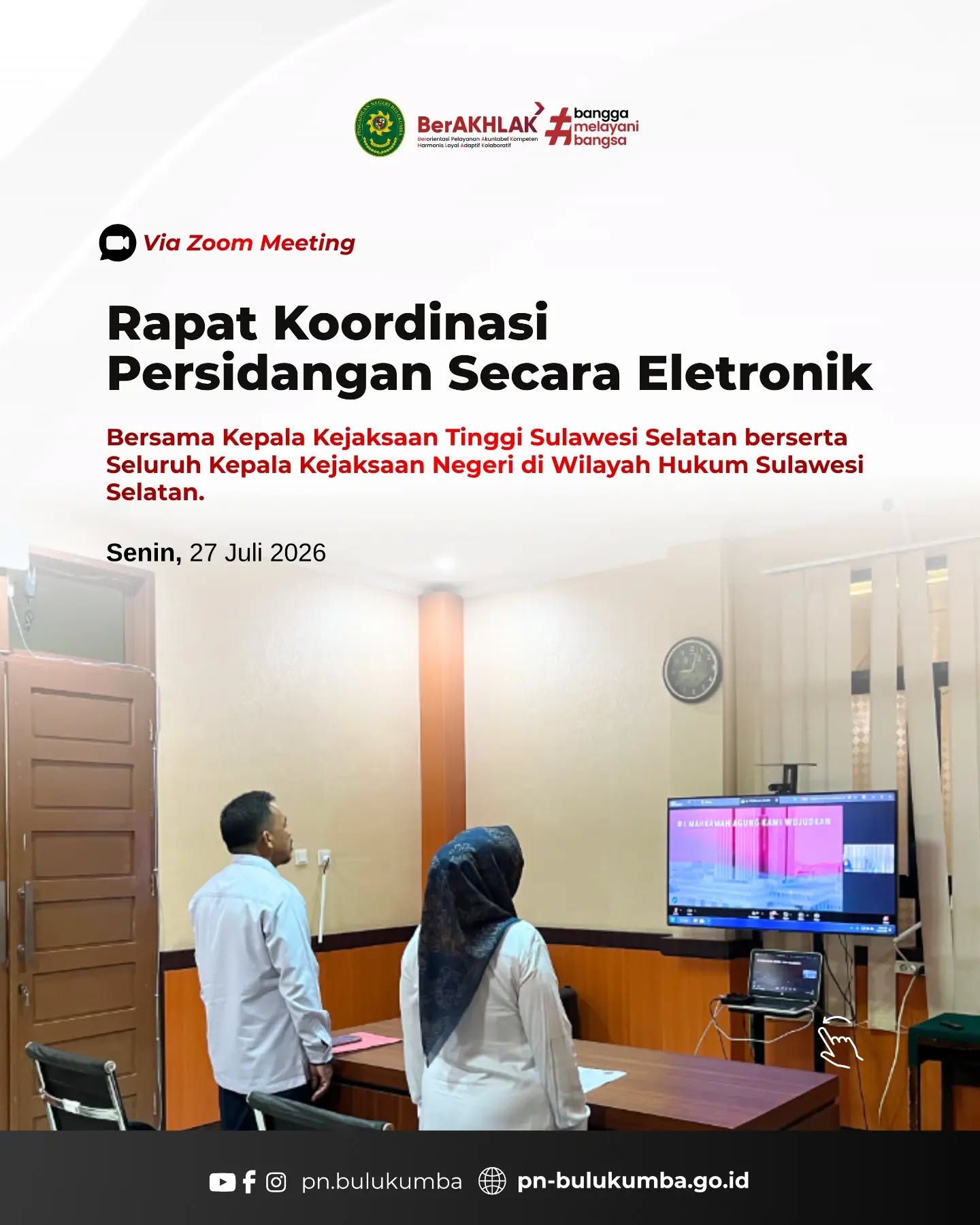 RAPAT KOORDINASI PERSIDANGAN SECARA ELEKTRONIK
Bulukumba, 27 Juli 2026 – Ketua Pengadilan Negeri Bulukumba, Ibu Ernawaty, S.H., M.H., didampingi Panitera Pengadilan Negeri Bulukumba, Bapak Angri Junanda, S.H., mengikuti Rapat Koordinasi Persidangan Secara Elektronik yang diselenggarakan secara daring oleh Pengadilan Tinggi Makassar.
Kegiatan ini merupakan tindak lanjut atas Perjanjian Kerja Sama antara Mahkamah Agung Republik Indonesia, Kejaksaan Republik Indonesia, dan Kementerian Imigrasi dan Pemasyarakatan Republik Indonesia tentang Pelaksanaan Persidangan Secara Elektronik. Rapat koordinasi ini dilaksanakan bersama Kepala Kejaksaan Tinggi Sulawesi Selatan serta seluruh Kepala Kejaksaan Negeri di wilayah hukum Sulawesi Selatan sebagai upaya memperkuat sinergi antarinstansi dalam pelaksanaan persidangan secara elektronik.
Melalui kegiatan ini diharapkan koordinasi dan kolaborasi antar aparat penegak hukum semakin optimal sehingga pelaksanaan persidangan secara elektronik dapat berjalan secara efektif, tertib, dan sesuai dengan ketentuan yang berlaku, guna mewujudkan proses peradilan yang modern, cepat, sederhana, dan berbiaya ringan.
====================
Media Sosial Pengadilan Negeri Bulukumba
📱 Instagram & TikTok : @pn.bulukumba
📘 Facebook & ▶️ YouTube : Pengadilan Negeri Bulukumba
🌐 Website : https://pn-bulukumba.go.id