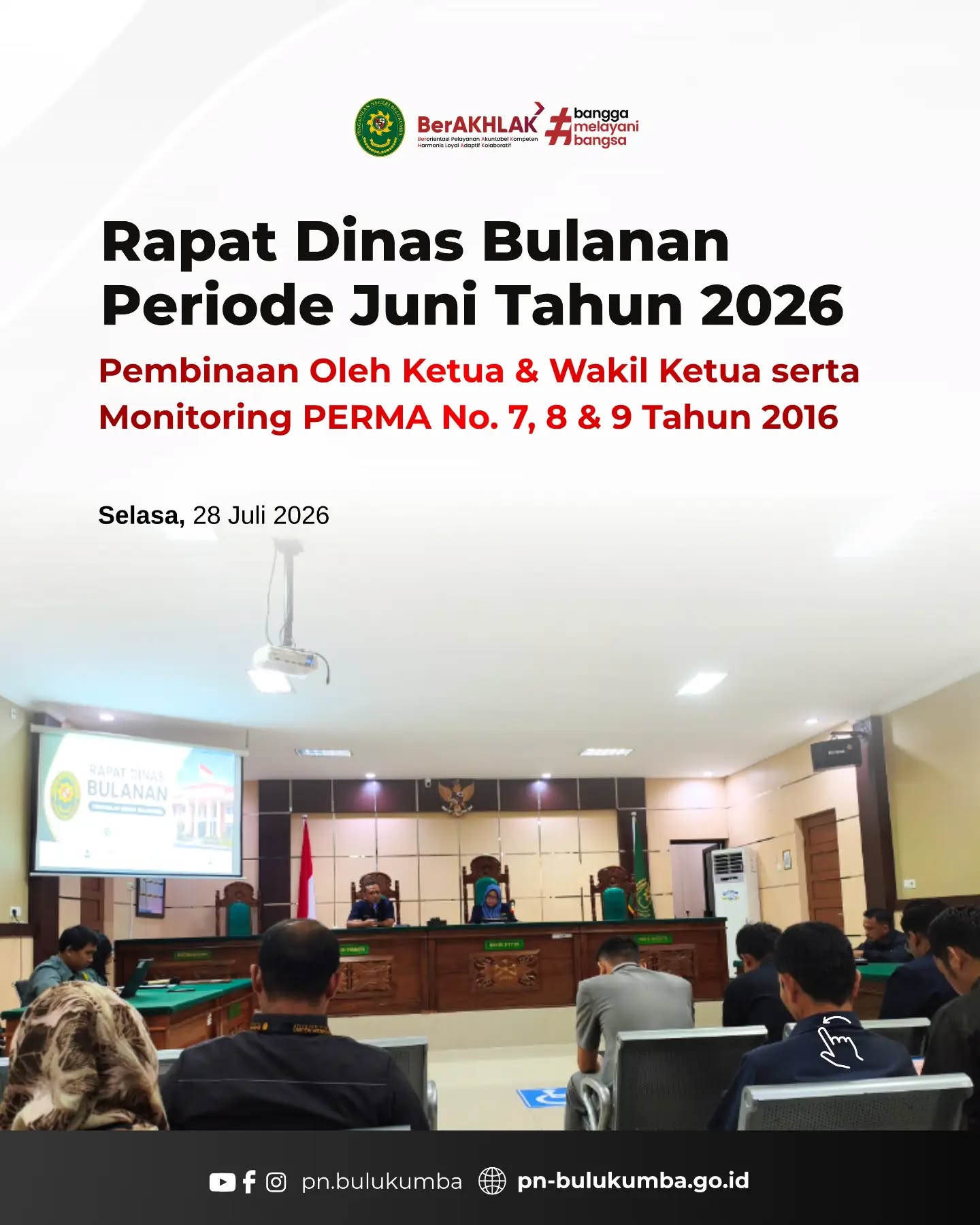 RAPAT DINAS BULANAN PERIODE JUNI 2026: PEMBINAAN & MONITORING PERMA NOMOR 7, 8 & 9 TAHUN 2016
📍 Bulukumba, 28 Juli 2026
Pengadilan Negeri Bulukumba menyelenggarakan Rapat Dinas Bulanan untuk periode kinerja Juni 2026 pada hari Selasa, 28 Juli 2026. Agenda rutin bulanan ini diisi dengan pembinaan langsung oleh Ketua dan Wakil Ketua Pengadilan Negeri Bulukumba kepada seluruh jajaran Hakim, Pejabat Struktural, Pejabat Fungsional, serta staf pegawai.
Selain evaluasi kinerja bulanan, agenda utama dalam rapat ini adalah melakukan pemantauan (monitoring) dan sosialisasi kembali terkait implementasi PERMA Nomor 7, 8, dan 9 Tahun 2016. Melalui kegiatan ini, pimpinan memastikan bahwa standar disiplin kerja, pengawasan melekat dari atasan langsung, serta mekanisme pelaporan pelanggaran (whistleblowing system) terus diinternalisasi dan ditegakkan secara ketat demi menjaga marwah dan integritas lembaga peradilan.
Dasar Hukum:
• Peraturan Mahkamah Agung (PERMA) Nomor 7 Tahun 2016 tentang Penegakan Disiplin Kerja Hakim pada Mahkamah Agung dan Badan Peradilan yang Berada di Bawahnya.
• Peraturan Mahkamah Agung (PERMA) Nomor 8 Tahun 2016 tentang Pengawasan dan Pembinaan Atasan Langsung di Lingkungan Mahkamah Agung dan Badan Peradilan di Bawahnya.
• Peraturan Mahkamah Agung (PERMA) Nomor 9 Tahun 2016 tentang Pedoman Penanganan Pengaduan (Whistleblowing System) di Mahkamah Agung dan Badan Peradilan yang Berada di Bawahnya.
Pengadilan Negeri Bulukumba berkomitmen untuk terus menjalankan fungsi pengawasan secara profesional, akuntabel, dan berintegritas demi mendukung pelaksanaan putusan pengadilan yang memberikan kepastian hukum, keadilan, dan kemanfaatan bagi masyarakat.
📲 Ikuti media sosial resmi Pengadilan Negeri Bulukumba:
🌐 Website: pn-bulukumba.go.id
📘 Facebook: Pengadilan Negeri Bulukumba
📸 Instagram: @pn.bulukumba
▶️ YouTube: Pengadilan Negeri Bulukumba
Pengadilan Negeri Bulukumba Kelas IB
Melayani dengan Integritas, Profesionalisme, dan Akuntabilitas.
#PNBulukumba #RapatDinas #Pembinaan #MonevPERMA #PERMA7Tahun2016 PERMA8Tahun2016 PERMA9Tahun2016 Pengawasan Integritas MahkamahAgungRI BerAKHLAK BanggaMelayaniBangsa ZonaIntegritas Perad