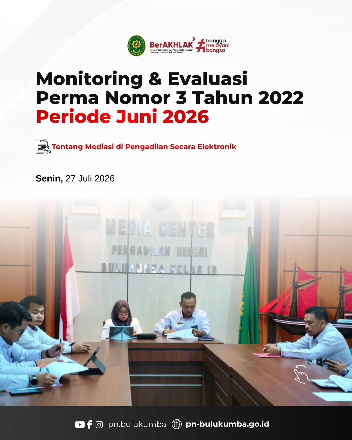 MONITORING & EVALUASI PERMA NOMOR 3 TAHUN 2022 PERIODE JUNI 2026
📍 Bulukumba, 27 Juli 2026
Pengadilan Negeri Bulukumba menyelenggarakan rapat Monitoring dan Evaluasi (Monev) implementasi Peraturan Mahkamah Agung (PERMA) Nomor 3 Tahun 2022 untuk periode kinerja Juni 2026 pada hari Senin, 27 Juli 2026. Kegiatan evaluasi ini bertempat di Ruang Media Center guna meninjau secara komprehensif pelaksanaan dan efektivitas tata cara mediasi yang dilangsungkan secara elektronik.
Evaluasi ini difokuskan pada optimalisasi pemanfaatan teknologi informasi dalam proses mediasi, identifikasi kendala teknis yang dihadapi oleh para mediator maupun para pihak yang bersengketa, serta strategi peningkatan persentase keberhasilan perdamaian (mediasi) secara daring. Melalui monev ini, Pengadilan Negeri Bulukumba terus berupaya mewujudkan alternatif penyelesaian sengketa yang lebih adaptif, efisien, dan mudah diakses oleh masyarakat luas tanpa harus hadir secara fisik di gedung pengadilan.
Dasar Hukum:
• Peraturan Mahkamah Agung (PERMA) Nomor 3 Tahun 2022 tentang Mediasi di Pengadilan Secara Elektronik, yang memberikan landasan hukum sekaligus pedoman tata cara pelaksanaan mediasi dengan memanfaatkan sarana teknologi informasi guna mendukung tercapainya asas peradilan yang sederhana, cepat, dan biaya ringan.
Pengadilan Negeri Bulukumba berkomitmen untuk terus menjalankan fungsi pengawasan secara profesional, akuntabel, dan berintegritas demi mendukung pelaksanaan putusan pengadilan yang memberikan kepastian hukum, keadilan, dan kemanfaatan bagi masyarakat.
📲 Ikuti media sosial resmi Pengadilan Negeri Bulukumba:
🌐 Website: pn-bulukumba.go.id
📘 Facebook: Pengadilan Negeri Bulukumba
📸 Instagram: @pn.bulukumba
▶️ YouTube: Pengadilan Negeri Bulukumba
Pengadilan Negeri Bulukumba Kelas IB
Melayani dengan Integritas, Profesionalisme, dan Akuntabilitas.
#PNBulukumba #MonevPERMA #MediasiElektronik #MediasiOnline #PenyelesaianSengketa MahkamahAgungRI BerAKHLAK BanggaMelayaniBangsa ZonaIntegritas PeradilanModern