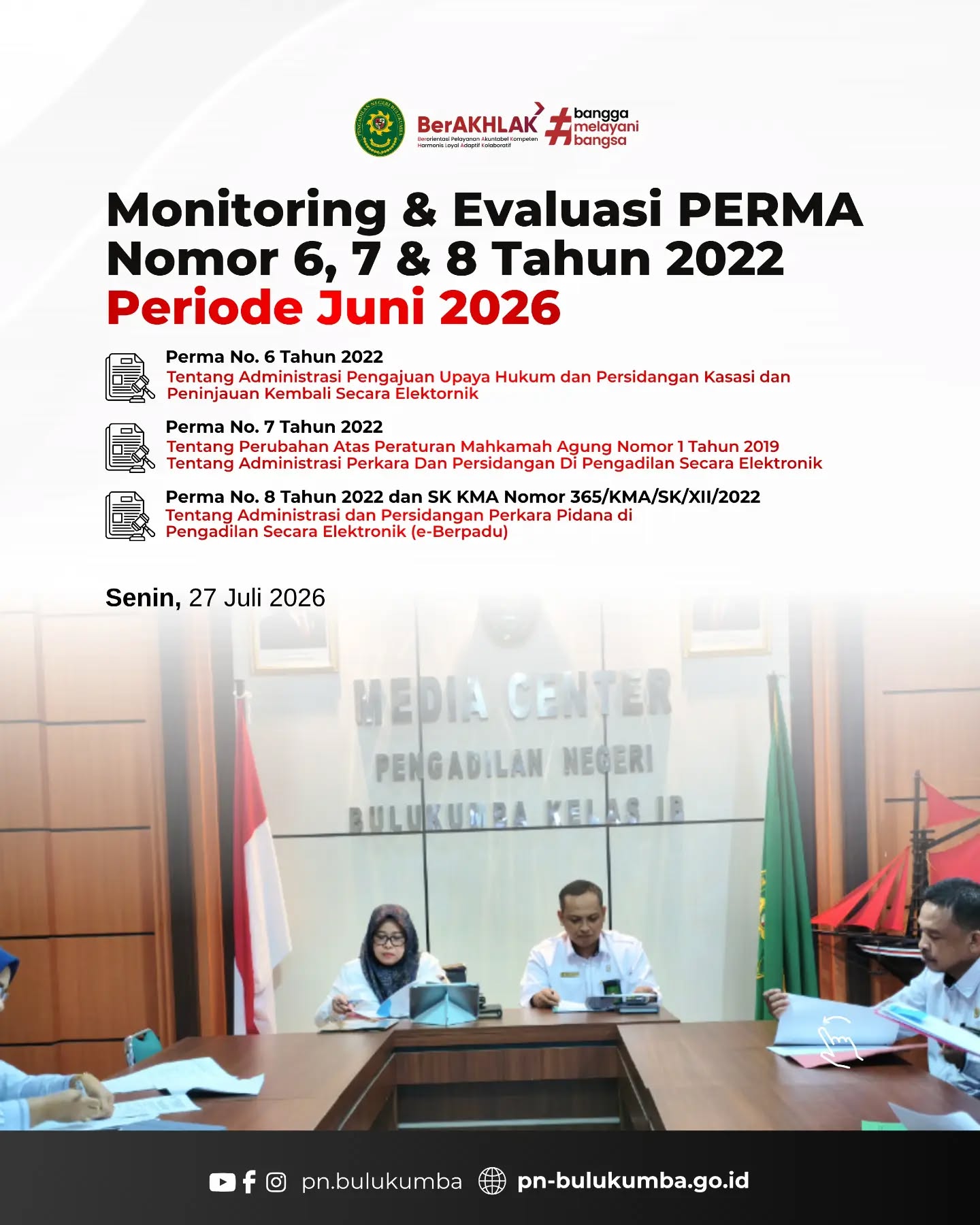 MONITORING & EVALUASI PERMA NOMOR 6, 7 & 8 TAHUN 2022 PERIODE JUNI 2026
📍 Bulukumba, 27 Juli 2026
Pengadilan Negeri Bulukumba menyelenggarakan rapat Monitoring dan Evaluasi (Monev) implementasi Peraturan Mahkamah Agung (PERMA) Nomor 6, 7, dan 8 Tahun 2022 untuk periode kinerja Juni 2026 pada hari Senin, 27 Juli 2026. Kegiatan evaluasi ini bertempat di Ruang Media Center guna meninjau secara komprehensif efektivitas dan kendala teknis dalam penerapan sistem peradilan elektronik.
Fokus utama dalam monitoring ini meliputi evaluasi administrasi pengajuan upaya hukum secara elektronik, optimalisasi layanan e-Court untuk perkara perdata, serta kelancaran penggunaan aplikasi e-Berpadu dalam penanganan perkara pidana. Evaluasi berkala ini merupakan langkah esensial untuk memastikan seluruh layanan peradilan berbasis teknologi informasi berjalan optimal demi mewujudkan asas peradilan yang cepat, sederhana, dan biaya ringan bagi masyarakat pencari keadilan.
Dasar Hukum:
• PERMA Nomor 6 Tahun 2022 tentang Administrasi Pengajuan Upaya Hukum dan Persidangan Kasasi dan Peninjauan Kembali Secara Elektronik.
• PERMA Nomor 7 Tahun 2022 tentang Perubahan Atas Peraturan Mahkamah Agung Nomor 1 Tahun 2019 tentang Administrasi Perkara dan Persidangan di Pengadilan Secara Elektronik.
• PERMA Nomor 8 Tahun 2022 dan SK KMA Nomor 365/KMA/SK/XII/2022 tentang Administrasi dan Persidangan Perkara Pidana di Pengadilan Secara Elektronik (e-Berpadu).
Pengadilan Negeri Bulukumba berkomitmen untuk terus menjalankan fungsi pengawasan secara profesional, akuntabel, dan berintegritas demi mendukung pelaksanaan putusan pengadilan yang memberikan kepastian hukum, keadilan, dan kemanfaatan bagi masyarakat.
📲 Ikuti media sosial resmi Pengadilan Negeri Bulukumba:
🌐 Website: pn-bulukumba.go.id
📘 Facebook: Pengadilan Negeri Bulukumba
📸 Instagram: @pn.bulukumba
▶️ YouTube: Pengadilan Negeri Bulukumba
Pengadilan Negeri Bulukumba Kelas IB
Melayani dengan Integritas, Profesionalisme, dan Akuntabilitas.
#PNBulukumba #MonevPERMA #eCourt #eBerpadu #PeradilanElektronik MahkamahAgungRI BerAKHLAK BanggaMelayaniBangsa ZonaIntegritas PeradilanModern