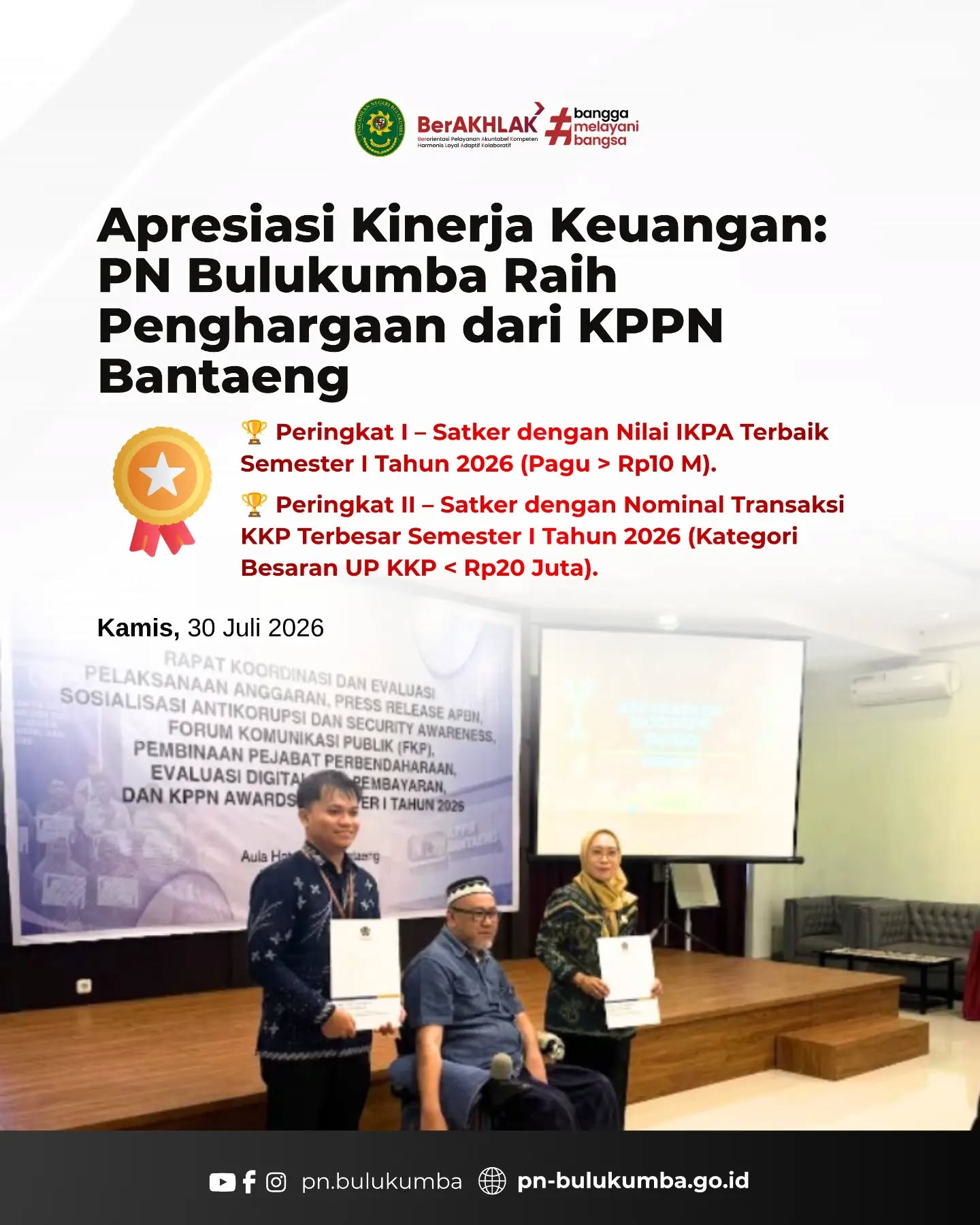 APRESIASI KINERJA KEUANGAN: PENGADILAN NEGERI BULUKUMBA RAIH PENGHARGAAN DARI KPPN BANTAENG
📍 Bantaeng, 30 Juli 2026
Pengadilan Negeri Bulukumba kembali menorehkan prestasi gemilang dalam tata kelola keuangan negara dengan meraih dua penghargaan sekaligus dari Kantor Pelayanan Perbendaharaan Negara (KPPN) Bantaeng pada hari Kamis, 30 Juli 2026. Penyerahan piagam penghargaan ini dilaksanakan di Aula KPPN Bantaeng dalam rangkaian acara Rapat Koordinasi dan Evaluasi Pelaksanaan Anggaran, Press Release APBN, serta penganugerahan KPPN Awards Semester I Tahun 2026.
Dalam momentum penganugerahan tersebut, Pengadilan Negeri Bulukumba berhasil meraih:
- Peringkat I – Satker dengan Nilai IKPA Terbaik Semester I Tahun 2026 (Kategori Pagu > Rp10 Miliar).
- Peringkat II – Satker dengan Nominal Transaksi KKP Terbesar Semester I Tahun 2026 (Kategori Besaran UP KKP < Rp20 Juta).
Capaian ini merupakan wujud nyata dari dedikasi dan sinergi seluruh aparatur Pengadilan Negeri Bulukumba, khususnya pengelola keuangan (Kuasa Pengguna Anggaran, Pejabat Pembuat Komitmen, Pejabat Penanda Tangan Surat Perintah Membayar, dan Bendahara), dalam memastikan realisasi APBN yang efektif, efisien, transparan, dan akuntabel.
Pengadilan Negeri Bulukumba berkomitmen untuk terus mempertahankan dan meningkatkan kualitas tata kelola keuangan negara secara profesional, akuntabel, dan berintegritas demi mendukung pelaksanaan tugas pokok peradilan yang memberikan pelayanan prima bagi masyarakat.
📲 Ikuti media sosial resmi Pengadilan Negeri Bulukumba:
🌐 Website: pn-bulukumba.go.id
📘 Facebook: Pengadilan Negeri Bulukumba
📸 Instagram: @pn.bulukumba
▶️ YouTube: Pengadilan Negeri Bulukumba
Pengadilan Negeri Bulukumba Kelas IB
Melayani dengan Integritas, Profesionalisme, dan Akuntabilitas.
#PNBulukumba #KPPNBantaeng #KinerjaKeuangan #PenghargaanIKPA #IKPA KartuKreditPemerintah TataKelolaKeuangan APBNKITA MahkamahAgungRI BerAKHLAK BanggaMelayaniBangsa ZonaIntegritas PeradilanModern