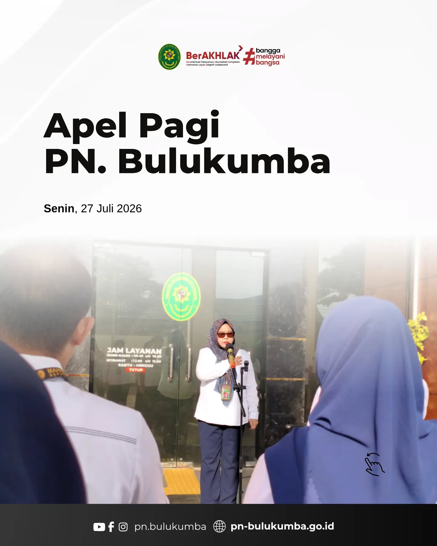 APEL PAGI PENGADILAN NEGERI BULUKUMBA
Bulukumba, 27 Juli 2026 – Pengadilan Negeri Bulukumba melaksanakan Apel Pagi yang dipimpin oleh Ketua Pengadilan Negeri Bulukumba, Ibu Ernawaty, S.H., M.H. Kegiatan diawali dengan pengucapan Core Values ASN BerAKHLAK sebagai pengingat nilai-nilai dasar yang menjadi pedoman dalam menjalankan tugas dan memberikan pelayanan kepada masyarakat.
Dalam amanatnya, Ketua Pengadilan Negeri Bulukumba terlebih dahulu melakukan pengecekan kehadiran seluruh hakim dan aparatur. Beliau mengingatkan agar seluruh laporan yang menjadi tanggung jawab masing-masing segera diselesaikan mengingat telah memasuki akhir bulan. Selain itu, beliau juga menekankan pentingnya percepatan penyelesaian perkara sesuai dengan target yang telah ditetapkan serta mengingatkan agenda pada hari ini, yaitu pelaksanaan Zoom Meeting bersama Pengadilan Tinggi Makassar dan kegiatan reviu pemenuhan evidence dokumen Pembangunan Zona Integritas.
Menutup arahannya, Ibu Ketua menegaskan kepada seluruh hakim dan aparatur agar senantiasa bekerja secara profesional, menjaga integritas, serta memberikan pelayanan terbaik kepada para pencari keadilan. Beliau mengingatkan bahwa tidak boleh ada kegiatan yang bersifat transaksional dalam memberikan pelayanan. Seluruh layanan harus dilaksanakan dengan sepenuh hati, berlandaskan profesionalisme, integritas, dan komitmen untuk mewujudkan pelayanan peradilan yang bersih, transparan, dan berorientasi pada kepuasan masyarakat.
Kegiatan apel pagi diakhiri dengan doa bersama sebagai bentuk harapan agar seluruh rangkaian tugas dan tanggung jawab yang dilaksanakan senantiasa diberikan kelancaran dan keberkahan.
====================
Media Sosial Pengadilan Negeri Bulukumba
📱 Instagram & TikTok : @pn.bulukumba
📘 Facebook & ▶️ YouTube : Pengadilan Negeri Bulukumba
🌐 Website : https://pn-bulukumba.go.id