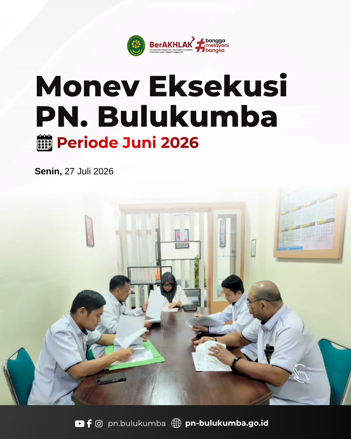 MONEV EKSEKUSI PENGADILAN NEGERI BULUKUMBA PERIODE JUNI 2026
📍 Bulukumba, 27 Juli 2026
Pengadilan Negeri Bulukumba menyelenggarakan rapat Monitoring dan Evaluasi (Monev) pelaksanaan Eksekusi untuk periode kinerja Juni 2026 pada hari Senin, 27 Juli 2026. Kegiatan evaluasi rutin ini dilaksanakan guna meninjau secara komprehensif progres penyelesaian permohonan eksekusi perkara perdata yang ada di wilayah hukum Pengadilan Negeri Bulukumba.
Fokus utama dari rapat monitoring ini adalah untuk mengidentifikasi dan mencari solusi atas berbagai kendala teknis maupun non-teknis yang dihadapi oleh tim eksekusi di lapangan. Melalui evaluasi berkala ini, pimpinan pengadilan memastikan bahwa setiap putusan yang telah berkekuatan hukum tetap (inkracht van gewijsde) dapat dieksekusi dengan lancar, tertib, dan aman, guna menjamin terwujudnya pemenuhan hak-hak pencari keadilan secara nyata.
Dasar Hukum:
• Pasal 195 HIR (Herzien Inlandsch Reglement) / Pasal 206 RBg (Rechtreglement voor de Buitengewesten) juncto Pedoman Pelaksanaan Tugas dan Administrasi Pengadilan (Buku II Mahkamah Agung RI), yang menegaskan bahwa pelaksanaan putusan pengadilan perdata yang telah berkekuatan hukum tetap senantiasa berada di bawah perintah, pimpinan, dan pengawasan Ketua Pengadilan Negeri.
Pengadilan Negeri Bulukumba berkomitmen untuk terus menjalankan fungsi pengawasan secara profesional, akuntabel, dan berintegritas demi mendukung pelaksanaan putusan pengadilan yang memberikan kepastian hukum, keadilan, dan kemanfaatan bagi masyarakat.
📲 Ikuti media sosial resmi Pengadilan Negeri Bulukumba:
🌐 Website: pn-bulukumba.go.id
📘 Facebook: Pengadilan Negeri Bulukumba
📸 Instagram: @pn.bulukumba
▶️ YouTube: Pengadilan Negeri Bulukumba
Pengadilan Negeri Bulukumba Kelas IB
Melayani dengan Integritas, Profesionalisme, dan Akuntabilitas.
#PNBulukumba #MonevEksekusi #EksekusiPerdata #PutusanPengadilan #PencariKeadilan MahkamahAgungRI BerAKHLAK BanggaMelayaniBangsa ZonaIntegritas PeradilanModern