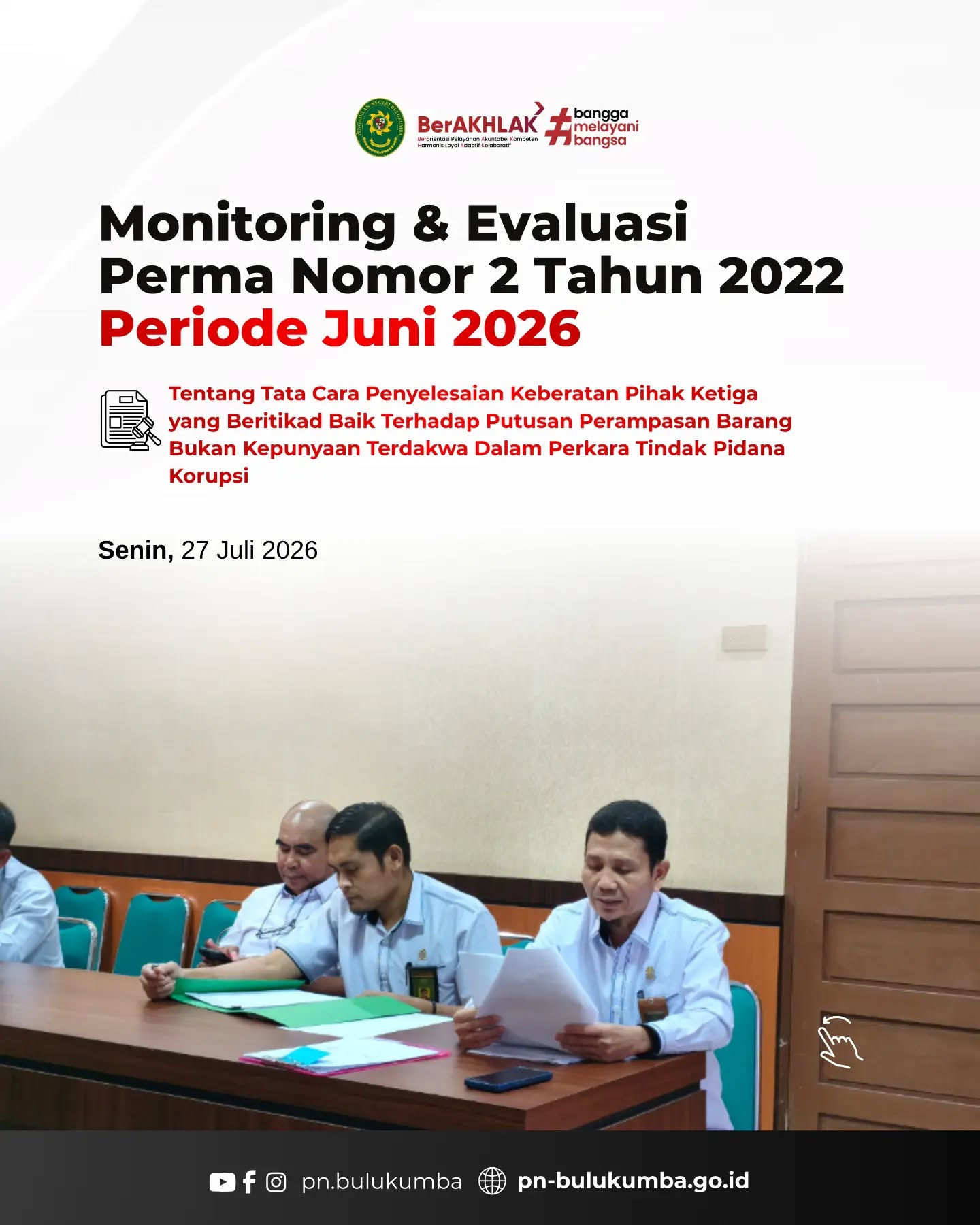 MONITORING & EVALUASI PERMA NOMOR 2 TAHUN 2022 PERIODE JUNI 2026
📍 Bulukumba, 27 Juli 2026
Pengadilan Negeri Bulukumba menyelenggarakan rapat Monitoring dan Evaluasi (Monev) implementasi Peraturan Mahkamah Agung (PERMA) Nomor 2 Tahun 2022 untuk periode kinerja Juni 2026 pada hari Senin, 27 Juli 2026. Kegiatan evaluasi ini ditujukan untuk menelaah dan mengoptimalkan tata cara penyelesaian keberatan yang diajukan oleh pihak ketiga yang beritikad baik.
Fokus evaluasi pada pertemuan ini adalah menyamakan persepsi aparatur peradilan terkait mekanisme penanganan perkara perampasan barang bukti berupa aset yang bukan kepunyaan terdakwa, khususnya dalam lingkup tindak pidana korupsi (Tipikor). Melalui monev berkala ini, Pengadilan Negeri Bulukumba berupaya memastikan bahwa prosedur perlindungan hak-hak keperdataan masyarakat yang tidak tersangkut paut dengan tindak pidana dapat berjalan dengan adil, cermat, dan sesuai dengan ketentuan peraturan perundang-undangan.
Dasar Hukum:
• Peraturan Mahkamah Agung (PERMA) Nomor 2 Tahun 2022 tentang Tata Cara Penyelesaian Keberatan Pihak Ketiga yang Beritikad Baik Terhadap Putusan Perampasan Barang Bukan Kepunyaan Terdakwa Dalam Perkara Tindak Pidana Korupsi, yang memberikan landasan serta kepastian hukum guna melindungi hak milik pihak ketiga dari perampasan aset yang tidak semestinya.
Pengadilan Negeri Bulukumba berkomitmen untuk terus menjalankan fungsi pengawasan secara profesional, akuntabel, dan berintegritas demi mendukung pelaksanaan putusan pengadilan yang memberikan kepastian hukum, keadilan, dan kemanfaatan bagi masyarakat.
📲 Ikuti media sosial resmi Pengadilan Negeri Bulukumba:
🌐 Website: pn-bulukumba.go.id
📘 Facebook: Pengadilan Negeri Bulukumba
📸 Instagram: @pn.bulukumba
▶️ YouTube: Pengadilan Negeri Bulukumba
Pengadilan Negeri Bulukumba Kelas IB
Melayani dengan Integritas, Profesionalisme, dan Akuntabilitas.
#PNBulukumba #MonevPERMA #Tipikor #PihakKetigaBeritikadBaik #PerlindunganHukum PerampasanAset MahkamahAgungRI BerAKHLAK BanggaMelayaniBangsa ZonaIntegritas PeradilanModern