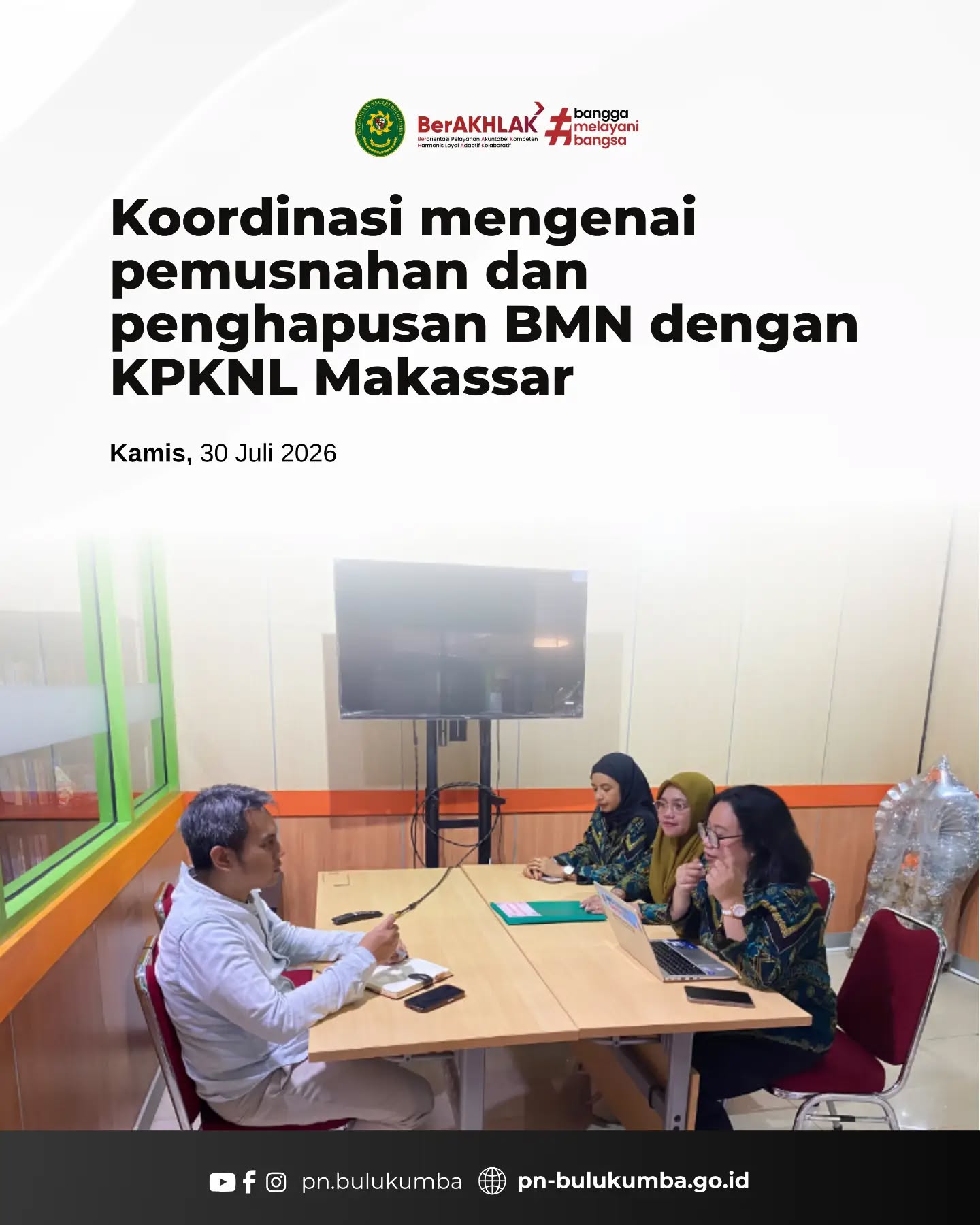 KOORDINASI PEMUSNAHAN DAN PENGHAPUSAN BARANG MILIK NEGARA (BMN) BERSAMA KPKNL MAKASSAR
📍 Bulukumba, 30 Juli 2026
Pengadilan Negeri Bulukumba menyelenggarakan rapat koordinasi bersama Kantor Pelayanan Kekayaan Negara dan Lelang (KPKNL) Makassar mengenai prosedur teknis pemusnahan dan penghapusan Barang Milik Negara (BMN) pada hari Kamis, 30 Juli 2026. Pertemuan ini difokuskan pada sinkronisasi data dan pemenuhan kelengkapan administratif terkait aset-aset negara di lingkungan Pengadilan Negeri Bulukumba yang telah rusak berat, usang, atau tidak lagi memiliki nilai ekonomis dan fungsi.
Langkah koordinasi strategis ini merupakan bentuk sinergi antar instansi pemerintah guna memastikan seluruh rangkaian proses pemindahtanganan dan penghapusan aset—mulai dari tahap penilaian, permohonan persetujuan, hingga eksekusi pemusnahan fisik—berjalan tertib, transparan, dan sesuai dengan Standar Operasional Prosedur (SOP) tata kelola kekayaan negara yang berlaku.
Dasar Hukum:
• Peraturan Pemerintah (PP) Nomor 27 Tahun 2014 juncto Peraturan Pemerintah (PP) Nomor 28 Tahun 2020 tentang Pengelolaan Barang Milik Negara/Daerah.
• Peraturan Menteri Keuangan (PMK) Nomor 83/PMK.06/2016 tentang Tata Cara Pelaksanaan Pemusnahan dan Penghapusan Barang Milik Negara, yang menjadi pedoman utama dan landasan hukum instansi dalam menjaga akuntabilitas penatausahaan serta siklus pengelolaan aset negara.
Pengadilan Negeri Bulukumba berkomitmen untuk terus menjalankan tertib administrasi dan fungsi pengawasan secara profesional, akuntabel, dan berintegritas demi mewujudkan tata kelola pemerintahan yang baik (Good Corporate Governance) dan pelayanan prima.
📲 Ikuti media sosial resmi Pengadilan Negeri Bulukumba:
🌐 Website: pn-bulukumba.go.id
📘 Facebook: Pengadilan Negeri Bulukumba
📸 Instagram: @pn.bulukumba
▶️ YouTube: Pengadilan Negeri Bulukumba
Pengadilan Negeri Bulukumba Kelas IB
Melayani dengan Integritas, Profesionalisme, dan Akuntabilitas.
#PNBulukumba #PengelolaanBMN #PenghapusanBMN #PemusnahanBMN #KPKNLMakassar KekayaanNegara TertibAdministrasi MahkamahAgungRI BerAKHLAK BanggaMelayaniBangsa ZonaIntegritas PeradilanModern
