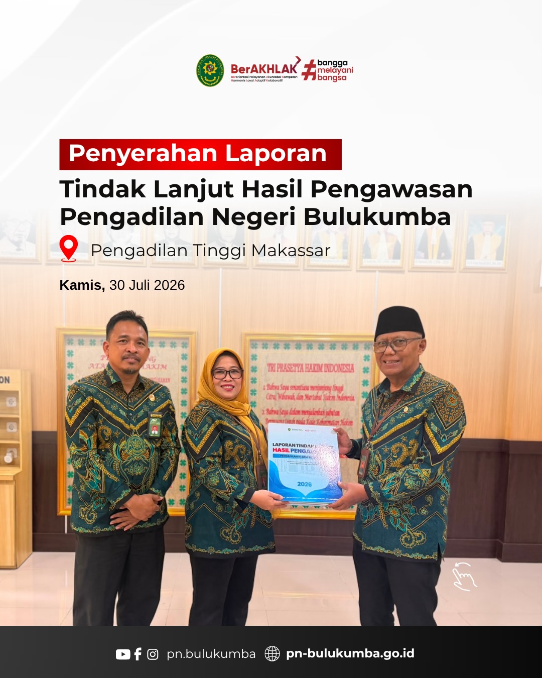 Penyerahan Laporan Hasil Tindak Lanjut Pengawasan
Makassar, 30 Juli 2026 - Ketua Pengadilan Negeri Bulukumba, YM. Ibu Ernawaty, S.H., M.H., didampingi Panitera Pengadilan Negeri Bulukumba, Angri Junanda, S.H., menyerahkan Laporan Hasil Tindak Lanjut Pengawasan atas hasil pengawasan yang dilaksanakan Pengadilan Tinggi Makassar pada 24 Juni 2026 di Pengadilan Negeri Bulukumba.
Laporan tersebut diterima secara langsung oleh YM. Bapak Achmad Guntur, S.H., selaku Ketua Tim Asesmen pada Pengadilan Negeri Bulukumba.
Penyerahan laporan ini merupakan bentuk komitmen Pengadilan Negeri Bulukumba dalam menindaklanjuti setiap hasil pengawasan secara profesional, akuntabel, dan berkelanjutan. Tindak lanjut tersebut menjadi bagian dari upaya peningkatan kualitas pelayanan peradilan, penguatan tata kelola organisasi, serta mewujudkan badan peradilan yang agung, modern, dan berintegritas.