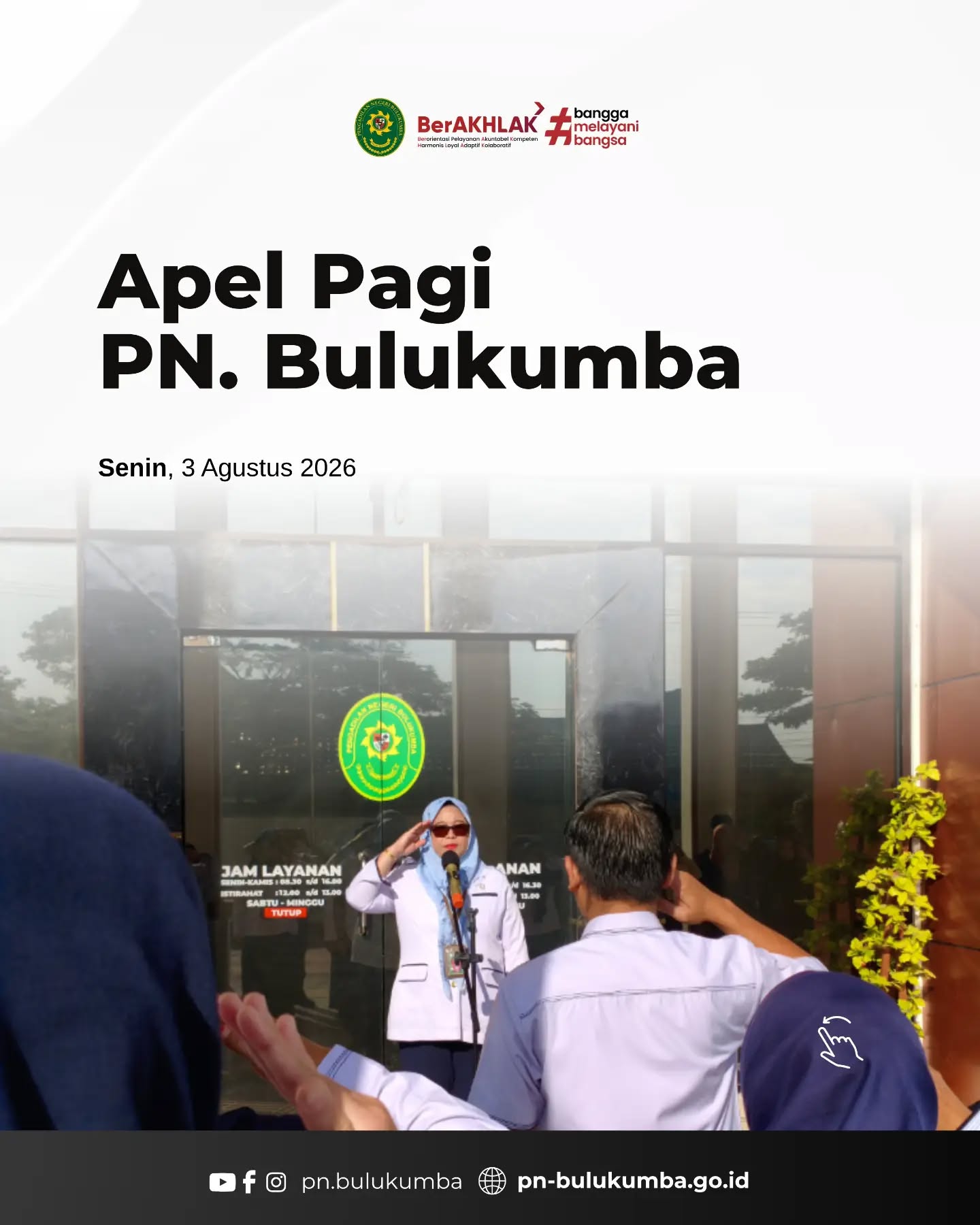 APEL PAGI PENGADILAN NEGERI BULUKUMBA

Bulukumba, 3 Agustus 2026 — Pengadilan Negeri Bulukumba melaksanakan kegiatan apel pagi yang dipimpin oleh Ketua Pengadilan Negeri Bulukumba, Ibu Ernawaty, S.H., M.H., dan diikuti oleh seluruh aparatur Pengadilan Negeri Bulukumba. Kegiatan diawali dengan pembacaan Core Values ASN BerAKHLAK sebagai pengingat nilai-nilai dasar ASN dalam menjalankan tugas dan memberikan pelayanan kepada masyarakat.

Dalam amanatnya, Ketua Pengadilan Negeri Bulukumba menyampaikan agar seluruh aparatur senantiasa bekerja dengan baik serta penuh rasa tanggung jawab sesuai tugas dan fungsi masing-masing. Beliau juga menekankan pentingnya menjaga profesionalisme dan integritas dalam setiap pelaksanaan tugas, serta memastikan tidak ada pelayanan yang bersifat transaksional dalam bentuk apa pun.

Selain itu, Ketua Pengadilan Negeri Bulukumba mengingatkan seluruh aparatur, khususnya Tim Pembangunan Zona Integritas, agar mempersiapkan seluruh kebutuhan menjelang pelaksanaan tahapan pembangunan Zona Integritas, termasuk bahan paparan yang akan digunakan pada saat presentasi.

Kegiatan apel pagi ditutup dengan doa bersama sebagai harapan agar seluruh pelaksanaan tugas dan pelayanan di Pengadilan Negeri Bulukumba senantiasa berjalan dengan lancar dan memberikan hasil yang terbaik.

====================

Ikuti Sosial Media Resmi Pengadilan Negeri Bulukumba

📘 Facebook : Pengadilan Negeri Bulukumba
📸 Instagram : @pn_bulukumba
🎵 TikTok : @pn_bulukumba
▶️ YouTube : PN Bulukumba
🌐 Website : www.pn-bulukumba.go.id