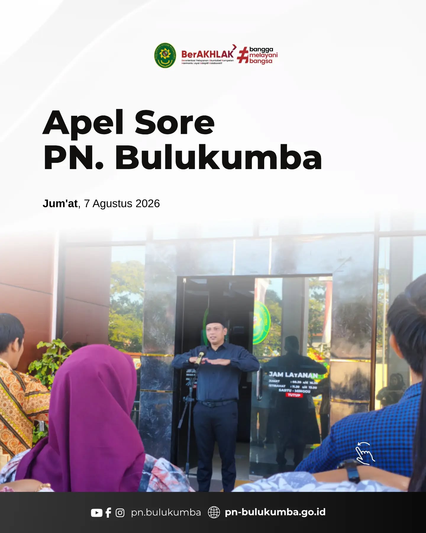 Apel Sore Pengadilan Negeri Bulukumba

Bulukumba, 7 Agustus 2026 — Pengadilan Negeri Bulukumba melaksanakan kegiatan Apel Sore yang dipimpin oleh Wakil Ketua Pengadilan Negeri Bulukumba, Bapak Henu Sistha Aditya, S.H., M.H., dan diikuti oleh seluruh Hakim serta aparatur Pengadilan Negeri Bulukumba.

Kegiatan diawali dengan pengucapan Yel-Yel AMPUH dan 7 Nilai Utama Badan Peradilan sebagai wujud penguatan budaya kerja, integritas, dan semangat dalam memberikan pelayanan terbaik kepada masyarakat.

Dalam amanatnya, Wakil Ketua Pengadilan Negeri Bulukumba menyampaikan apresiasi dan ucapan terima kasih kepada seluruh aparatur atas dedikasi serta kinerja yang telah ditunjukkan selama sepekan. Beliau juga berpesan agar seluruh pegawai memanfaatkan waktu libur untuk beristirahat dan berkumpul bersama keluarga, sehingga dapat kembali menjalankan tugas pada hari Senin dengan semangat dan energi yang baru.

Kegiatan apel sore ditutup dengan doa bersama sebagai ungkapan rasa syukur serta harapan agar seluruh aparatur senantiasa diberikan kesehatan, keselamatan, dan kelancaran dalam menjalankan tugas pengabdian.

====================

🌐 Website: https://pn-bulukumba.go.id
📘 Facebook: Pengadilan Negeri Bulukumba
📸 Instagram: @pn_bulukumba
🎥 TikTok: @pn_bulukumba
▶️ YouTube: Pengadilan Negeri Bulukumba