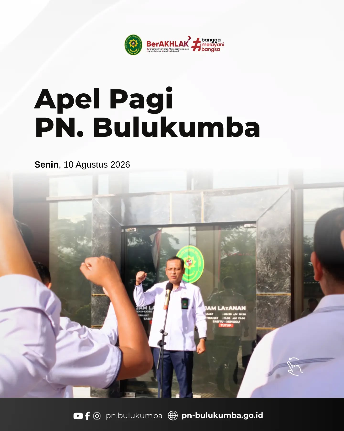 APEL PAGI PENGADILAN NEGERI BULUKUMBA

Senin, 10 Agustus 2026, bertempat di halaman Pengadilan Negeri Bulukumba, telah dilaksanakan Apel Pagi yang dipimpin oleh Wakil Ketua Pengadilan Negeri Bulukumba, Bapak Henu Sistha Aditya, S.H., M.H.

Kegiatan diawali dengan pembacaan Core Values ASN BerAKHLAK, kemudian dilanjutkan dengan arahan dari Wakil Ketua. Dalam arahannya, beliau mengucapkan selamat bekerja kepada seluruh aparatur serta mengingatkan agar seluruh jajaran senantiasa melaksanakan tugas dengan baik, penuh tanggung jawab, dan menjaga kualitas pelayanan. Beliau juga mengingatkan pentingnya komitmen bersama dalam mendukung keberlanjutan Pembangunan Zona Integritas di Pengadilan Negeri Bulukumba.

Apel pagi ditutup dengan doa sebagai bentuk ikhtiar agar seluruh pelaksanaan tugas dan tanggung jawab dapat berjalan dengan lancar.

Bekerja dengan integritas, melayani dengan sepenuh hati, dan terus berkomitmen mewujudkan peradilan yang berintegritas.

====================

Media Sosial Resmi Pengadilan Negeri Bulukumba:
📱 Instagram: @pn_bulukumba
📘 Facebook: Pengadilan Negeri Bulukumba
▶️ YouTube: Pengadilan Negeri Bulukumba
🌐 Website: pn-bulukumba.go.id