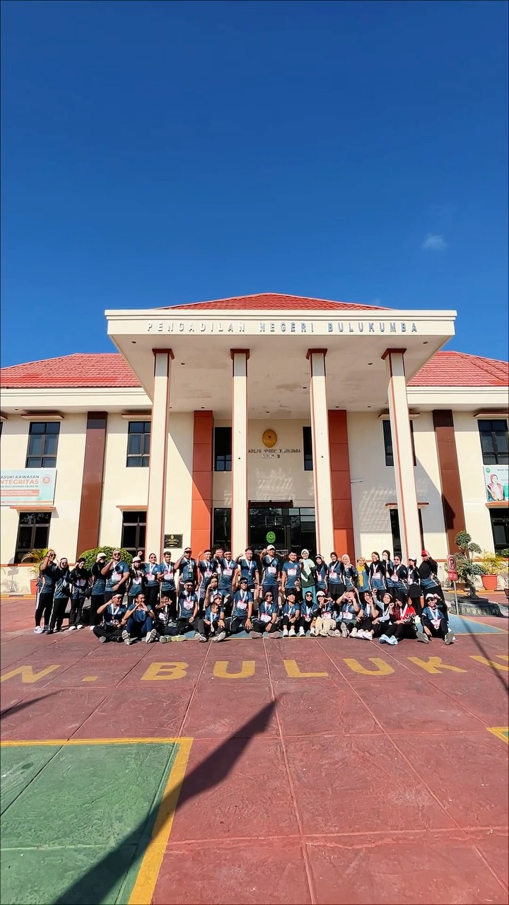 Bulukumba - Pengadilan Negeri (PN) Bulukumba menggelar Justicia Run (14/8) dalam rangka menyemarakkan HUT ke-81 Kemerdekaan Republik Indonesia (RI) dan HUT ke-81 Mahkamah Agung Republik Indonesia (MA RI). Kegiatan ini diikuti seluruh keluarga besar PN Bulukumba.

Peserta memulai dan mengakhiri lari di depan Kantor PN Bulukumba dengan jarak sekitar 4 kilometer.

Kegiatan tersebut dibuka dan dilepas oleh Wakil Ketua PN Bulukumba Henu Sistha Aditya. Sebelum peserta bergerak menyusuri rute, Henu menyampaikan bahwa kegiatan tersebut bukan sekadar olahraga, tetapi juga menjadi ajang mempererat kebersamaan.

“Kegiatan ini kita laksanakan sebagai bagian dari rangkaian menyambut HUT ke-81 Kemerdekaan RI dan HUT ke-81 Mahkamah Agung RI. Selain menjaga kesehatan, yang paling penting adalah kebersamaan. Kita ingin seluruh keluarga besar PN Bulukumba bisa menikmati kegiatan ini dengan suasana santai dan penuh kekeluargaan,” kata Henu. 

Selengkapnya:
https://marinews.mahkamahagung.go.id/serba-serbi/semarak-hut-ri-dan-ma-pn-bulukumba-gelar-justicia-run-0btR