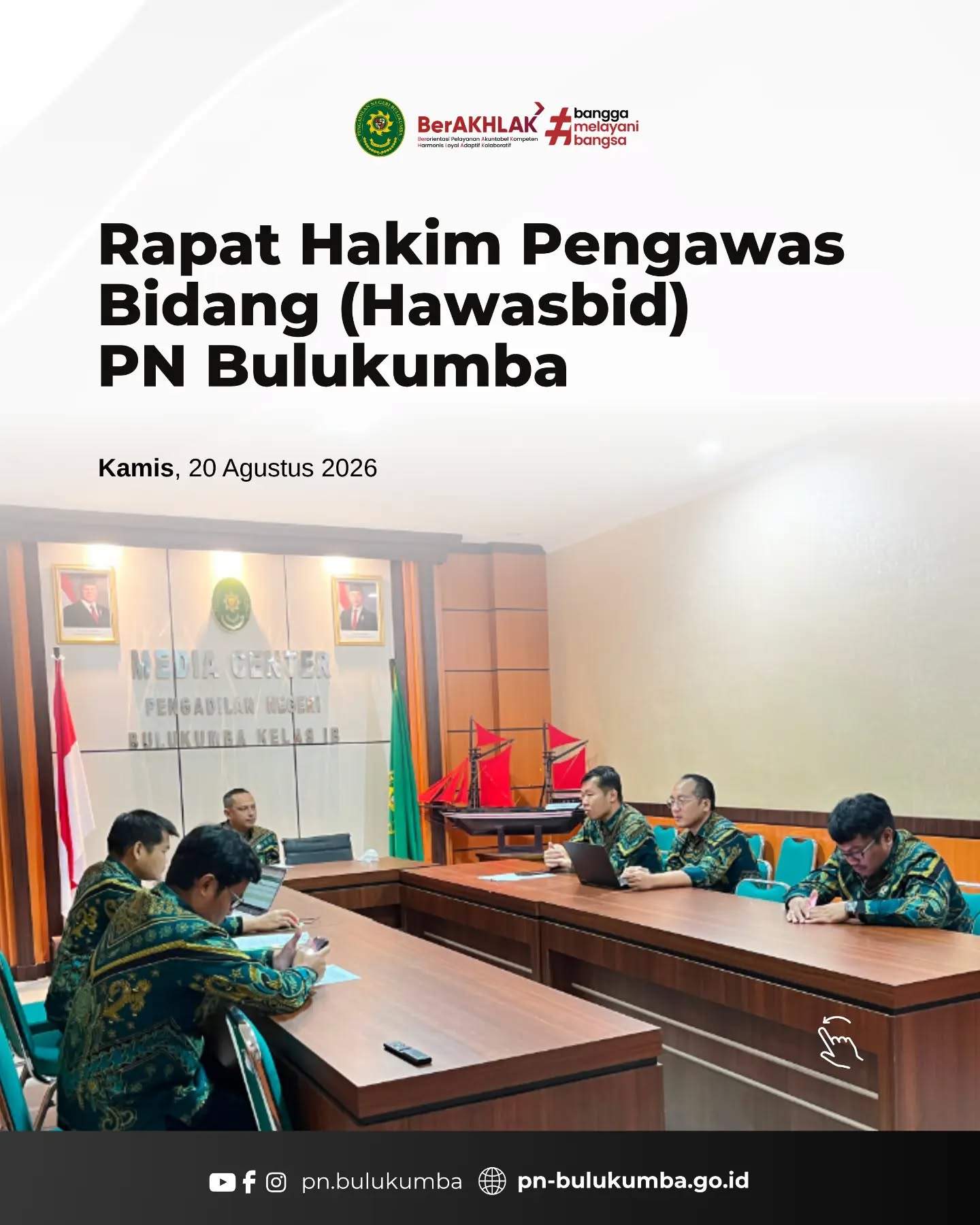 ​RAPAT HAKIM PENGAWAS BIDANG (HAWASBID) PENGADILAN NEGERI BULUKUMBA

​📍 Bulukumba, 20 Agustus 2026

​Pengadilan Negeri Bulukumba menyelenggarakan Rapat Hakim Pengawas Bidang (Hawasbid) pada hari Kamis, 20 Agustus 2026. Kegiatan evaluasi dan koordinasi internal ini bertempat di Ruang Media Center, serta dihadiri oleh para Hakim yang telah diberi mandat dan tanggung jawab untuk mengawasi masing-masing bidang, baik di lingkup Kepaniteraan maupun Kesekretariatan.

​Rapat koordinasi Hawasbid ini bertujuan untuk memaparkan hasil monitoring, mengevaluasi capaian kinerja, serta mengidentifikasi berbagai kendala teknis maupun administratif yang ditemukan pada setiap subbagian. Melalui pengawasan melekat yang rutin dan berkesinambungan ini, tim Hawasbid merumuskan rekomendasi perbaikan dan solusi tindak lanjut kepada Pimpinan Pengadilan, demi menjamin penyelenggaraan administrasi peradilan yang tertib, efektif, dan bebas dari penyimpangan.

​Pengadilan Negeri Bulukumba berkomitmen untuk terus menjalankan fungsi pengawasan secara profesional, akuntabel, dan berintegritas demi mendukung pelaksanaan putusan pengadilan yang memberikan kepastian hukum, keadilan, dan kemanfaatan bagi masyarakat.

​📲 Ikuti media sosial resmi Pengadilan Negeri Bulukumba:
🌐 Website: pn-bulukumba.go.id
📘 Facebook: Pengadilan Negeri Bulukumba
📸 Instagram: @pn.bulukumba
▶️ YouTube: Pengadilan Negeri Bulukumba

​Pengadilan Negeri Bulukumba Kelas IB
Melayani dengan Integritas, Profesionalisme, dan Akuntabilitas.

​#PNBulukumba #RapatHawasbid #HakimPengawasBidang #PengawasanInternal #Hawasbid MahkamahAgungRI BerAKHLAK BanggaMelayaniBangsa ZonaIntegritas PeradilanModern