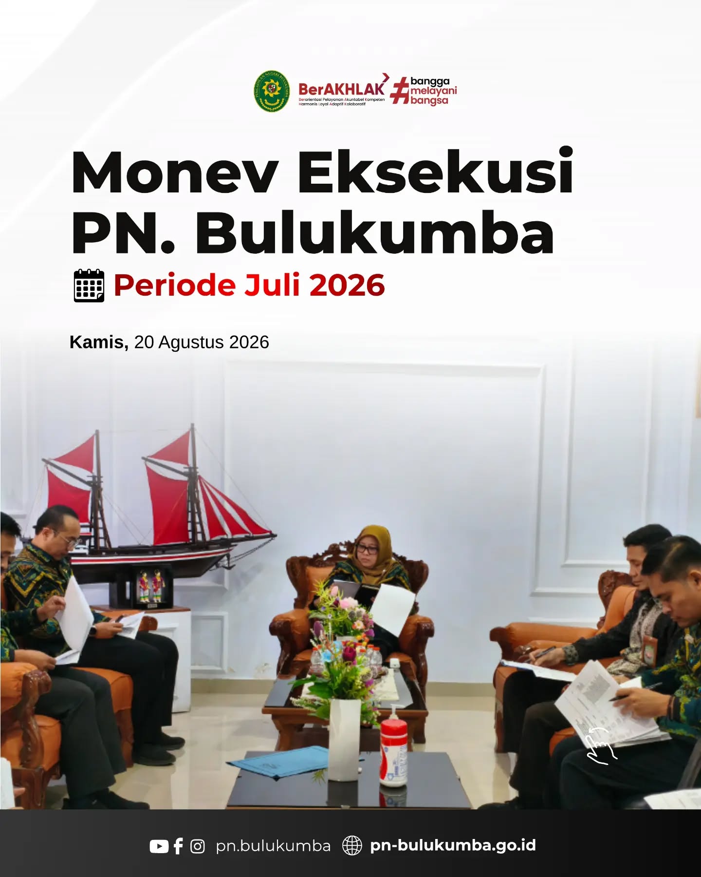MONEV EKSEKUSI PENGADILAN NEGERI BULUKUMBA PERIODE JULI 2026

​📍 Bulukumba, 20 Agustus 2026

​Pengadilan Negeri Bulukumba menyelenggarakan rapat Monitoring dan Evaluasi (Monev) pelaksanaan Eksekusi untuk periode kinerja Juli 2026 pada hari Kamis, 20 Agustus 2026. Kegiatan evaluasi rutin yang dihadiri oleh tim eksekusi ini dipimpin langsung oleh Ketua Pengadilan Negeri Bulukumba, guna meninjau secara komprehensif progres penyelesaian permohonan eksekusi perkara perdata di wilayah hukum Pengadilan Negeri Bulukumba.

​Fokus utama dari rapat monitoring ini adalah untuk mengidentifikasi dan mencari solusi atas berbagai kendala teknis maupun non-teknis yang dihadapi di lapangan. Melalui arahan dan evaluasi langsung dari Pimpinan, diharapkan setiap putusan yang telah berkekuatan hukum tetap (inkracht van gewijsde) dapat dieksekusi dengan lancar, tertib, dan aman, guna menjamin terwujudnya pemenuhan hak-hak pencari keadilan secara nyata.

​Pengadilan Negeri Bulukumba berkomitmen untuk terus menjalankan fungsi pengawasan dan pelayanan hukum secara profesional, akuntabel, dan berintegritas demi mendukung pelaksanaan putusan pengadilan yang memberikan kepastian hukum, keadilan, dan kemanfaatan bagi masyarakat.

​📲 Ikuti media sosial resmi Pengadilan Negeri Bulukumba:
🌐 Website: pn-bulukumba.go.id
📘 Facebook: Pengadilan Negeri Bulukumba
📸 Instagram: @pn.bulukumba
▶️ YouTube: Pengadilan Negeri Bulukumba

​Pengadilan Negeri Bulukumba Kelas IB
Melayani dengan Integritas, Profesionalisme, dan Akuntabilitas.

​#PNBulukumba #MonevEksekusi #KetuaPNBulukumba #EksekusiPerdata #PutusanPengadilan PencariKeadilan MahkamahAgungRI BerAKHLAK BanggaMelayaniBangsa ZonaIntegritas PeradilanModern