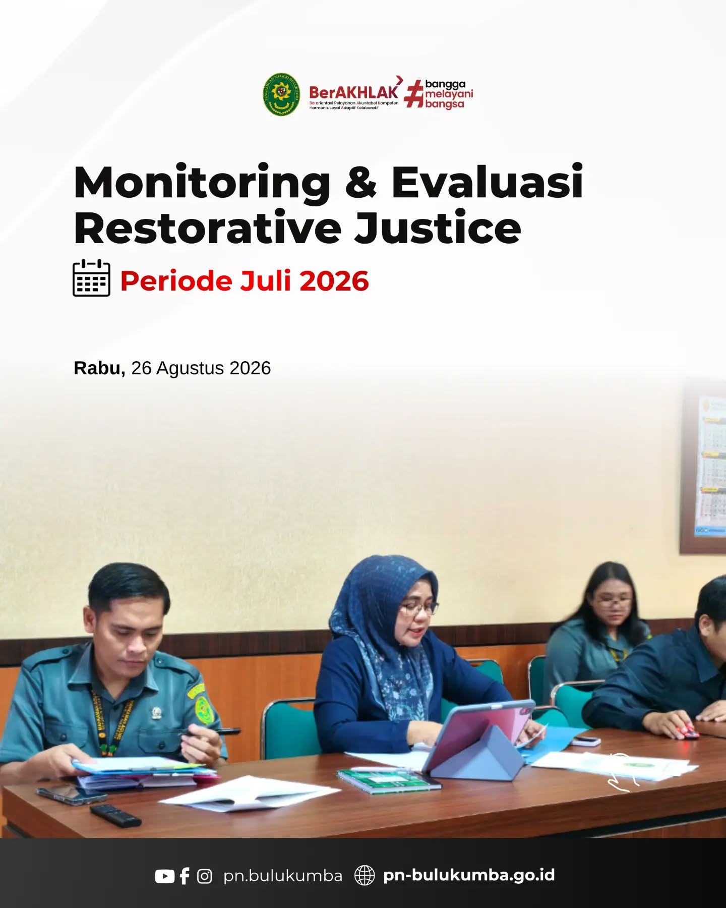 MONITORING & EVALUASI RESTORATIVE JUSTICE PERIODE JULI 2026

​📍 Bulukumba, 26 Agustus 2026

​Pengadilan Negeri Bulukumba menyelenggarakan rapat Monitoring dan Evaluasi (Monev) pelaksanaan Keadilan Restoratif (Restorative Justice) untuk periode kinerja Juli 2026 pada hari Rabu, 26 Agustus 2026. Kegiatan evaluasi ini dilaksanakan guna meninjau sejauh mana efektivitas penerapan prinsip keadilan restoratif dalam penyelesaian perkara pidana di wilayah hukum Pengadilan Negeri Bulukumba.

​Fokus utama dari rapat koordinasi ini adalah mengevaluasi perkara-perkara yang telah atau berpotensi diselesaikan melalui pendekatan pemulihan keadaan (restorative), bukan sekadar pembalasan (retributive). Melalui monev berkala ini, Pengadilan Negeri Bulukumba terus berupaya mengoptimalkan penyelesaian perkara yang mengedepankan perdamaian antara pelaku, korban, keluarga, dan tokoh masyarakat, demi mewujudkan kemanfaatan hukum dan harmoni di tengah masyarakat.

Pengadilan Negeri Bulukumba berkomitmen untuk terus menjalankan fungsi pengawasan secara profesional, akuntabel, dan berintegritas demi mendukung pelaksanaan putusan pengadilan yang memberikan kepastian hukum, keadilan, dan kemanfaatan bagi masyarakat.

​📲 Ikuti media sosial resmi Pengadilan Negeri Bulukumba:
🌐 Website: pn-bulukumba.go.id
📘 Facebook: Pengadilan Negeri Bulukumba
📸 Instagram: @pn.bulukumba
▶️ YouTube: Pengadilan Negeri Bulukumba

​Pengadilan Negeri Bulukumba Kelas IB
Melayani dengan Integritas, Profesionalisme, dan Akuntabilitas.

​#PNBulukumba #Monev #RestorativeJustice #KeadilanRestoratif #PemulihanKeadilan Badilum MahkamahAgungRI BerAKHLAK BanggaMelayaniBangsa ZonaIntegritas PeradilanModern