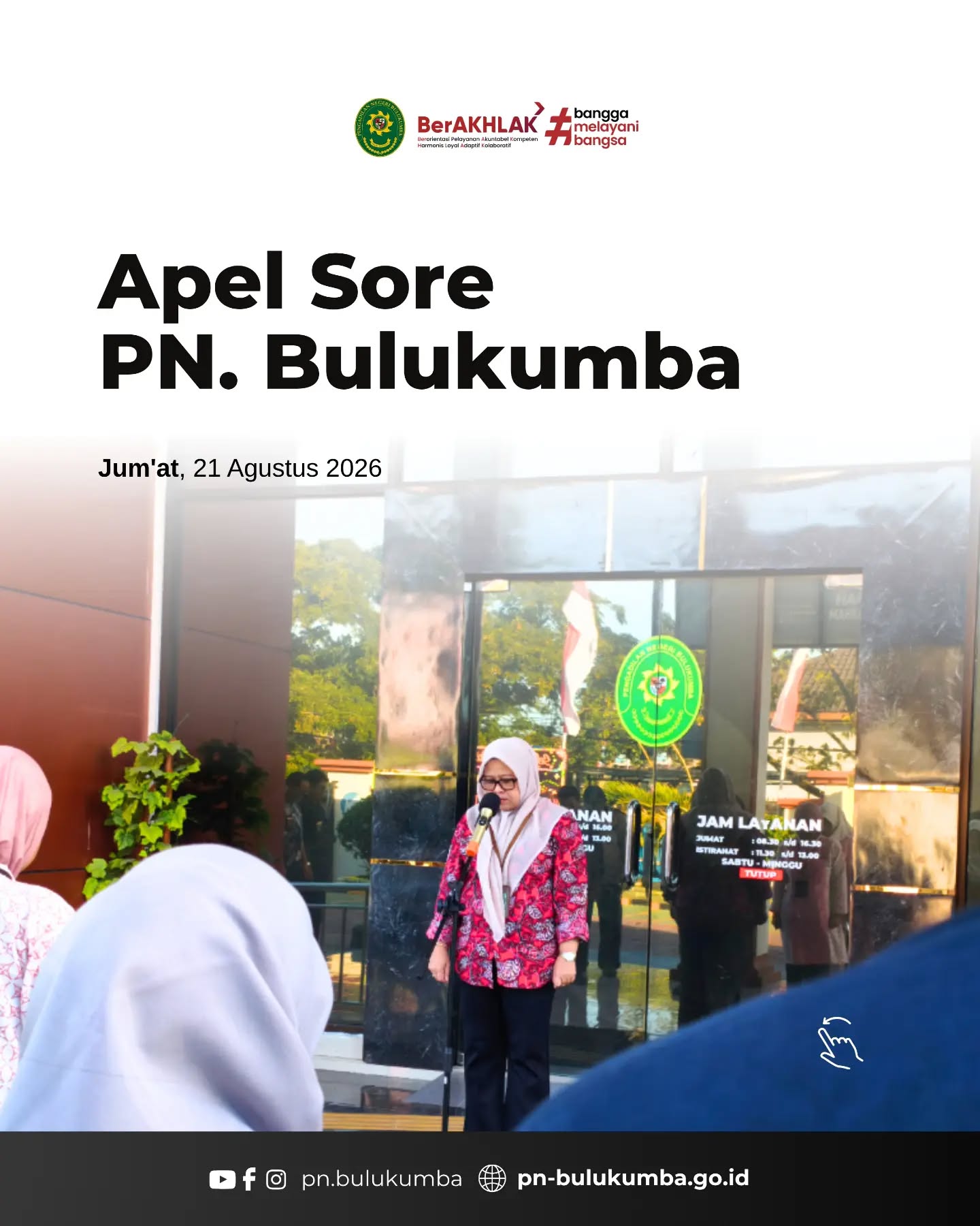APEL SORE PENGADILAN NEGERI BULUKUMBA

​📍 Bulukumba, 21 Agustus 2026

​Menutup pekan kerja, Pengadilan Negeri Bulukumba melaksanakan rutinitas Apel Sore pada hari Jumat, 21 Agustus 2026, bertempat di halaman depan kantor Pengadilan Negeri Bulukumba. Apel sore ini dipimpin langsung oleh Ketua Pengadilan Negeri Bulukumba selaku Pembina Apel, dan diikuti secara tertib oleh seluruh jajaran Pimpinan, Hakim, Pejabat Struktural, Pejabat Fungsional, dan Pelaksana

​Dalam amanatnya, Ketua Pengadilan Negeri Bulukumba menyampaikan apresiasi dan terima kasih atas dedikasi, penyelesaian tugas, serta kinerja pelayanan yang telah diberikan oleh seluruh aparatur peradilan selama sepekan ini. Beliau juga kembali menekankan pentingnya menjaga kekompakan, kedisiplinan, serta konsistensi dalam menerapkan tata nilai integritas guna memberikan pelayanan yang prima bagi masyarakat pencari keadilan.

​Pengadilan Negeri Bulukumba berkomitmen untuk terus menjalankan fungsi pengawasan secara profesional, akuntabel, dan berintegritas demi mendukung pelaksanaan putusan pengadilan yang memberikan kepastian hukum, keadilan, dan kemanfaatan bagi masyarakat.

​📲 Ikuti media sosial resmi Pengadilan Negeri Bulukumba:
🌐 Website: pn-bulukumba.go.id
📘 Facebook: Pengadilan Negeri Bulukumba
📸 Instagram: @pn.bulukumba
▶️ YouTube: Pengadilan Negeri Bulukumba

​Pengadilan Negeri Bulukumba Kelas IB
Melayani dengan Integritas, Profesionalisme, dan Akuntabilitas.

​#PNBulukumba #ApelSore #DisiplinKerja #KetuaPNBulukumba #PembinaanPegawai MahkamahAgungRI BerAKHLAK BanggaMelayaniBangsa ZonaIntegritas PeradilanModern