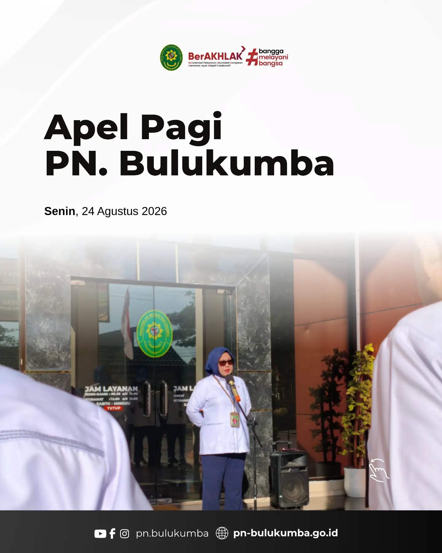 ​APEL PAGI PENGADILAN NEGERI BULUKUMBA: PENEGASAN INTEGRITAS DAN KEDISIPLINAN

​📍 Bulukumba, 24 Agustus 2026

​Mengawali rutinitas , Pengadilan Negeri Bulukumba melaksanakan Apel Pagi pada hari Senin, 24 Agustus 2026, bertempat di halaman depan kantor. Bertindak secara langsung selaku Pembina Apel pada kesempatan ini adalah Ketua Pengadilan Negeri Bulukumba, yang memberikan arahan pembinaan kepada seluruh jajaran Hakim, Pejabat Struktural, Pejabat Fungsional, Pelaksana, hingga Satuan Pengamanan (Security).

​Dalam amanatnya, Ketua Pengadilan Negeri Bulukumba memberikan penekanan yang sangat tegas mengenai pentingnya menjaga marwah institusi peradilan. Beliau mengingatkan dengan keras agar seluruh pegawai senantiasa menjaga integritas dalam setiap pelaksanaan tugas. Secara khusus, beliau menginstruksikan agar dipastikan tidak ada praktik transaksional dalam bentuk apa pun di lingkungan Pengadilan Negeri Bulukumba. Setiap aparatur dituntut untuk memberikan pelayanan yang bersih, adil, dan tanpa pamrih kepada masyarakat pencari keadilan.

​Lebih lanjut, Ketua Pengadilan Negeri Bulukumba juga kembali mengingatkan seluruh jajaran untuk senantiasa mematuhi dan memegang teguh amanat kedisiplinan guna mewujudkan tata kelola peradilan yang profesional dan akuntabel.

​Pengadilan Negeri Bulukumba berkomitmen penuh untuk mewujudkan zona peradilan yang bersih dan bebas dari korupsi dengan menjalankan fungsi pelayanan hukum secara profesional, akuntabel, dan berintegritas tinggi.

​📲 Ikuti media sosial resmi Pengadilan Negeri Bulukumba:
🌐 Website: pn-bulukumba.go.id
📘 Facebook: Pengadilan Negeri Bulukumba
📸 Instagram: @pn.bulukumba
▶️ YouTube: Pengadilan Negeri Bulukumba

​Pengadilan Negeri Bulukumba Kelas IB
Melayani dengan Integritas, Profesionalisme, dan Akuntabilitas.

​#PNBulukumba #ApelPagi #IntegritasHargaMati #TolakKorupsi